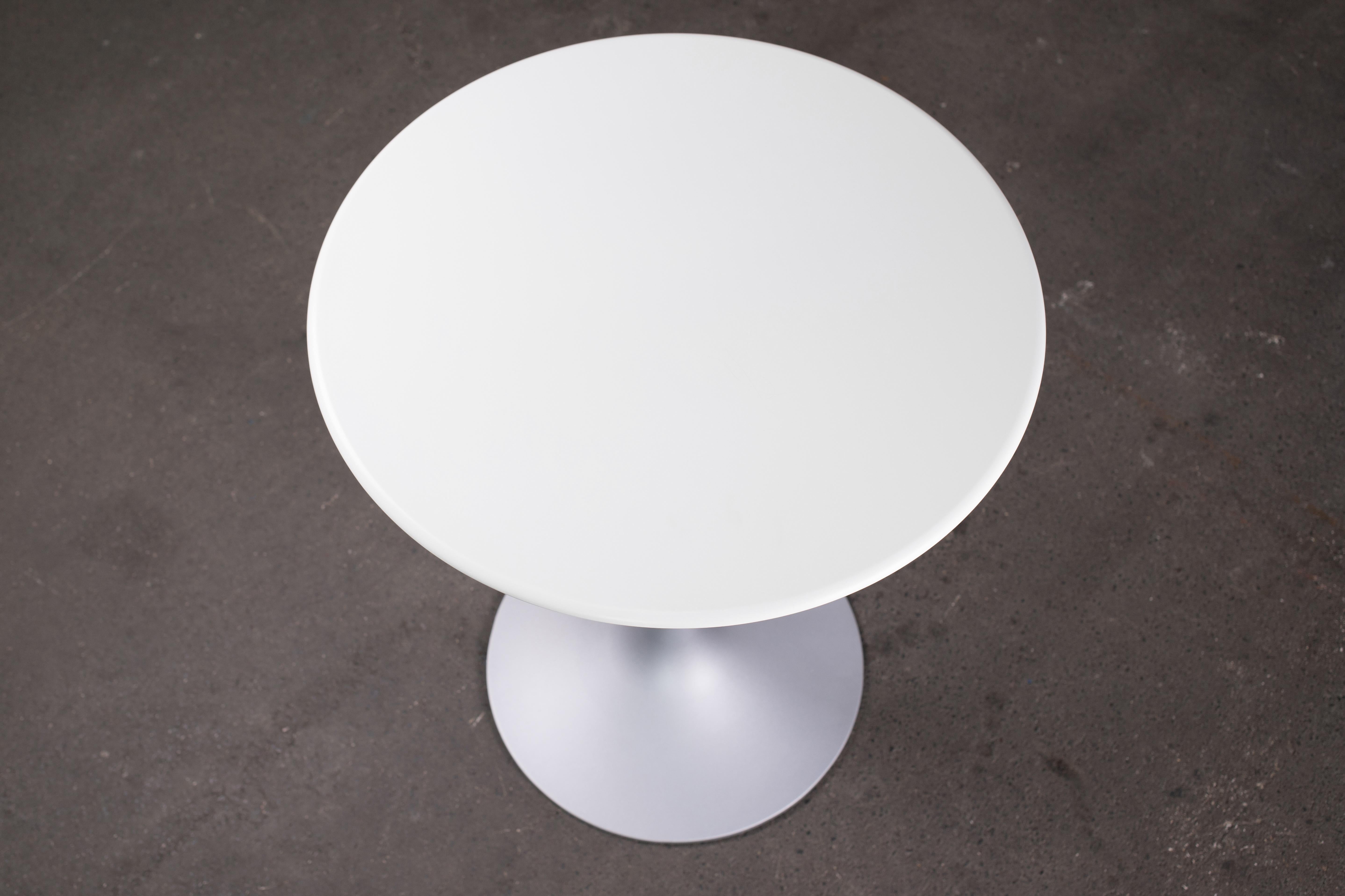 Mid-Century Modern Philippe Starck tables de bar rondes Tulip blanches pour l'intérieur/extérieur «DR.NA » pour Driade en vente