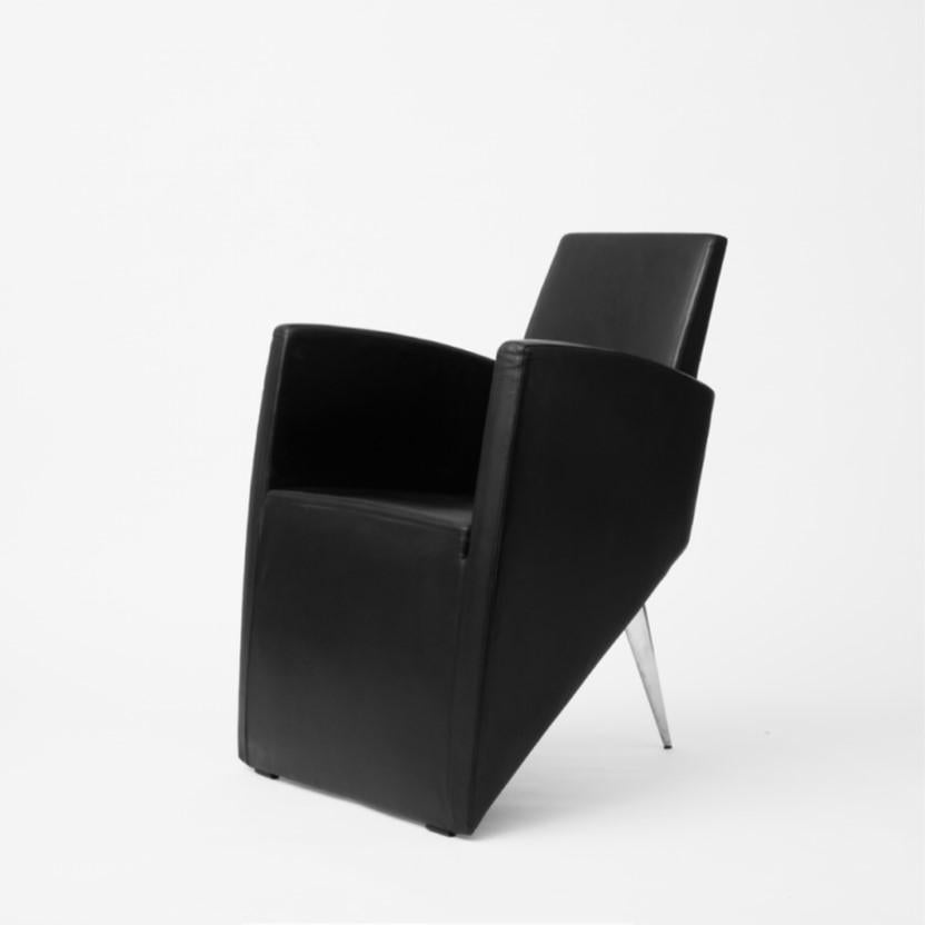 Le fauteuil J Lang, une création saisissante de l'estimé Philippe Starck, séduit par son design géométrique audacieux et son élégance discrète. Conçue spécialement pour la salle à manger privée de Jack Lang, l'emblématique ministre français de la