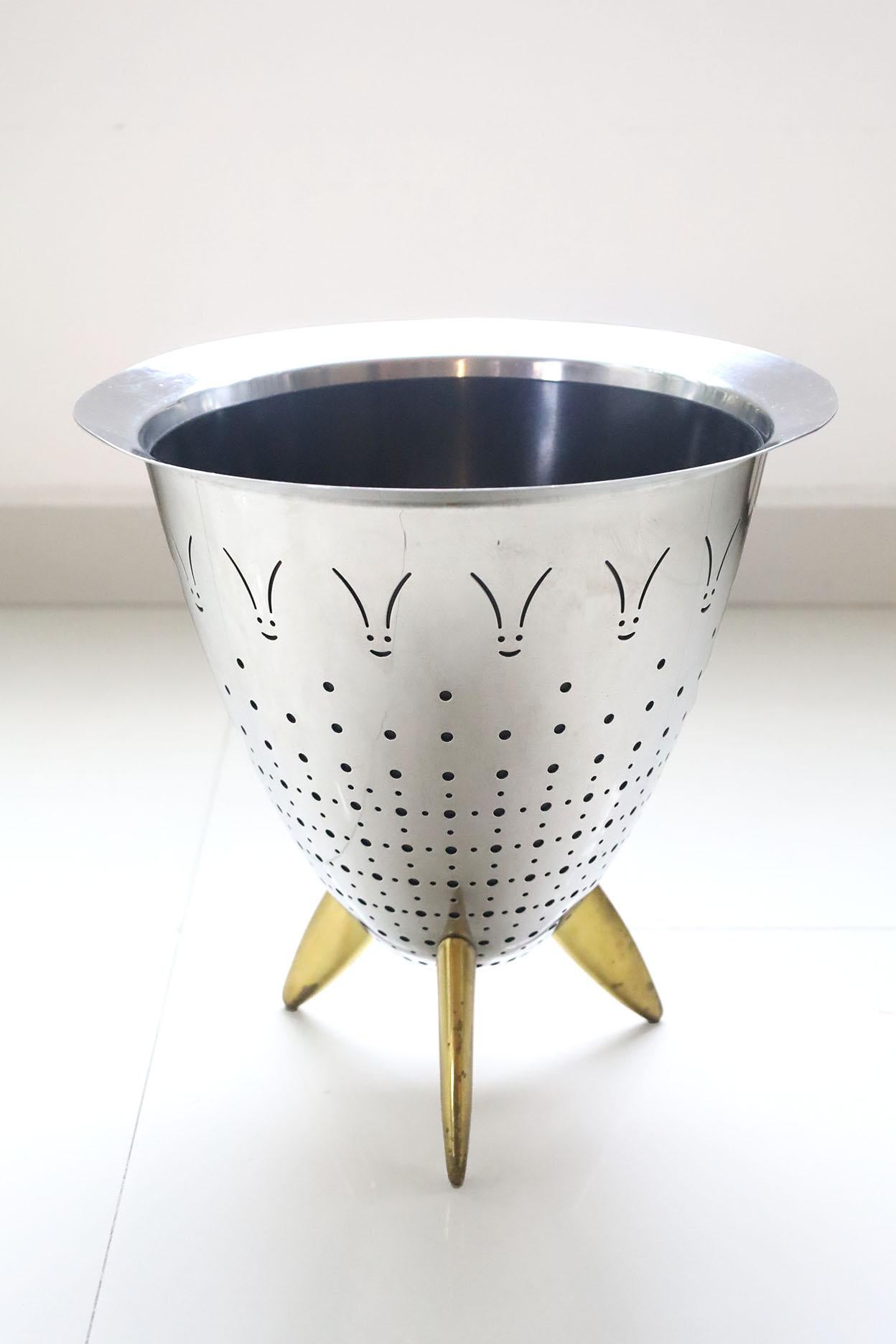 Philippe Starck diseña para Alessi el escurridor Max le chinois, un objeto de diseño un tanto irónico pero elegante. Max le chinois es perfecto para el ámbito doméstico y será capaz de sorprender a tus invitados. El producto está fabricado