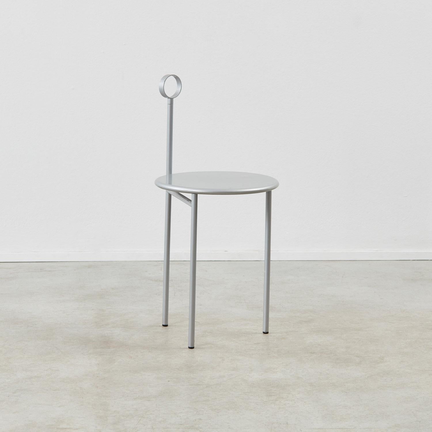 La silla Mickville de Starck, un diseño de engañosa simplicidad, juega una hábil baza. Un segmento giratorio en el respaldo tubular permite el movimiento de una pata, con lo que el asiento circular puede colocarse en posición vertical. De perfil, el
