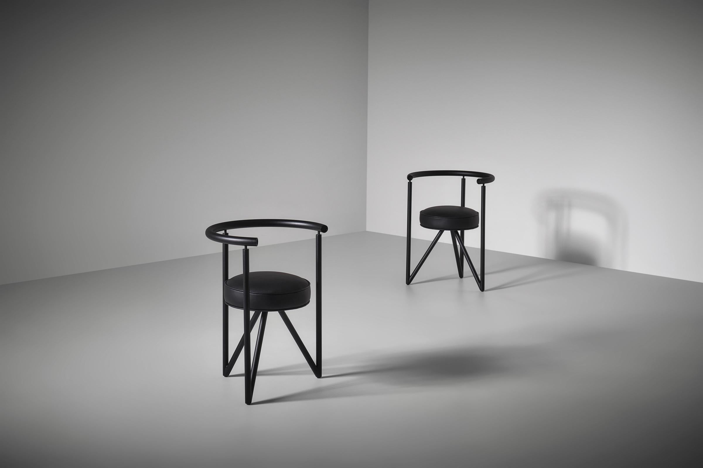 Sedie Miss Dorn di Philippe Starck per Disform, 1982. Telaio in acciaio tubolare rivestito di nero e sedili cilindrici in pelle nera. La combinazione di forme primarie e linee rigide conferisce alle sedie una silhouette scultorea molto interessante.