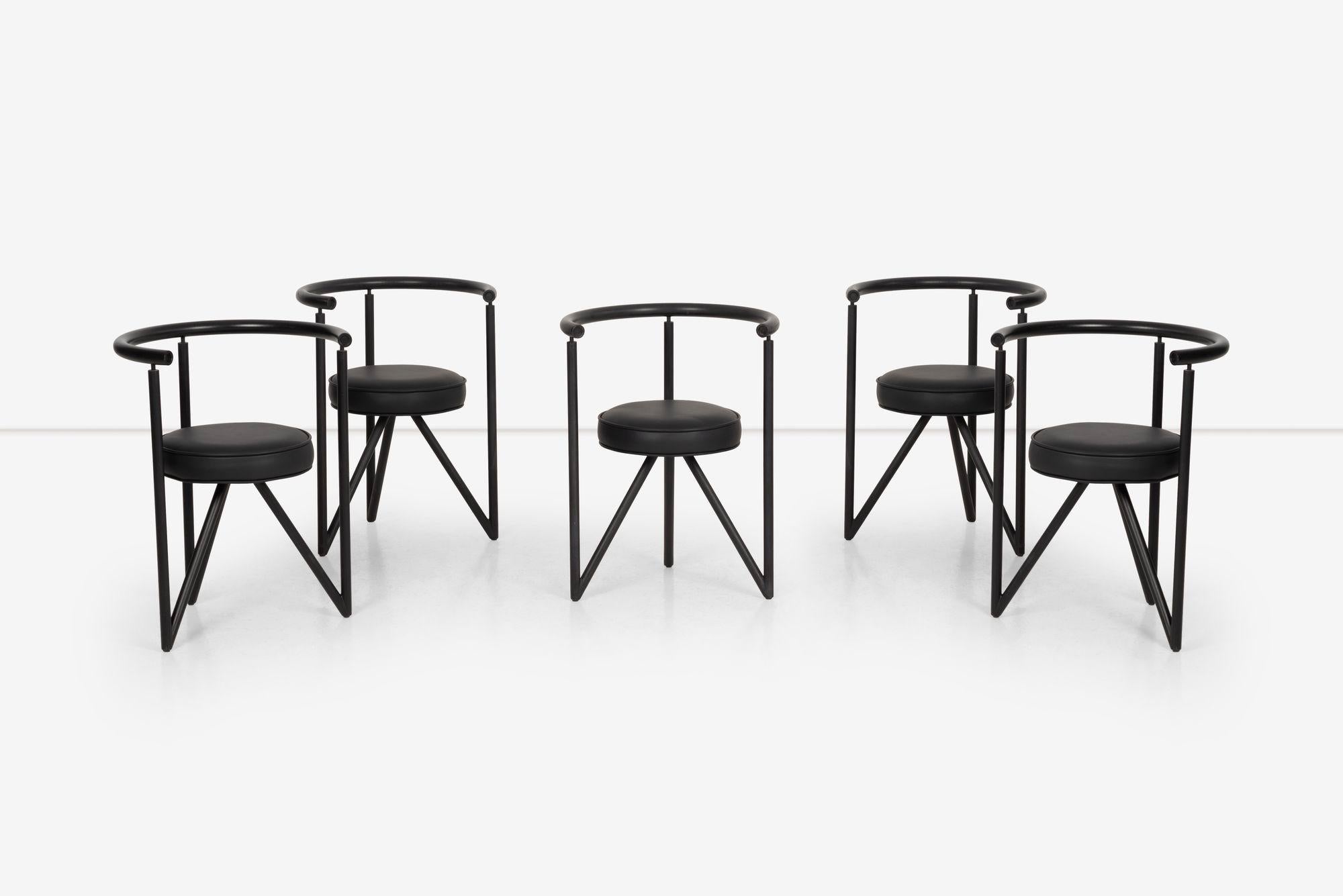 Philippe Starck Chaises Miss Dorn, ensemble de cinq par Disform Espagne,1982
Acier émaillé, revêtement.
les sièges ont été recouverts de cuir
Dimensions :
27,50 hauteur
21 Largeur
19 Hauteur du siège