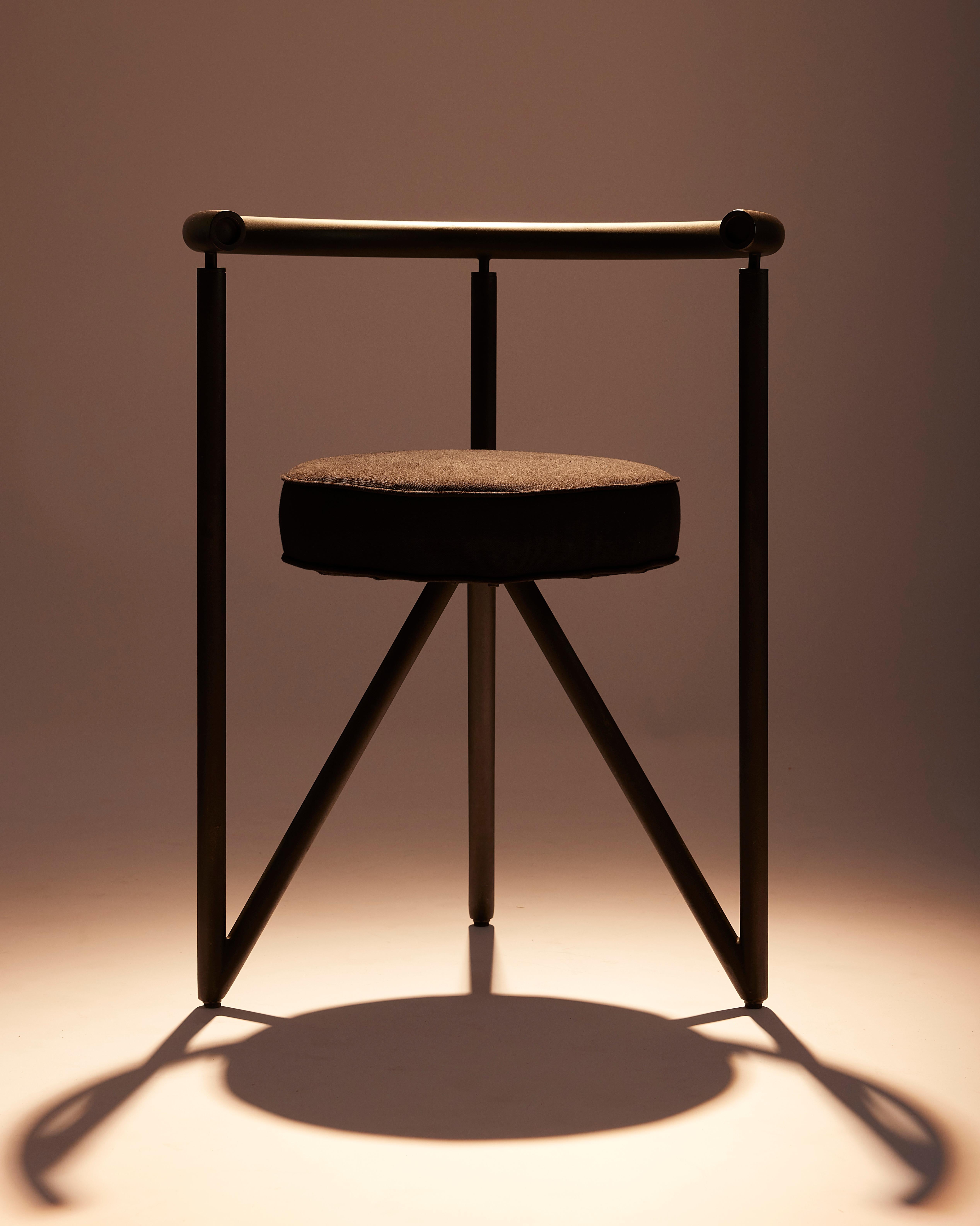 Philippe Starck (Né en 1949)
Chaises Miss Dorn, circa 1983
Disform Barcelona éditeur 
Ensemble de 6 chaises tripode
Tube de métal, toile de coton
Measures: H. 70 cm - L. 53 cm - P. 48 cm.