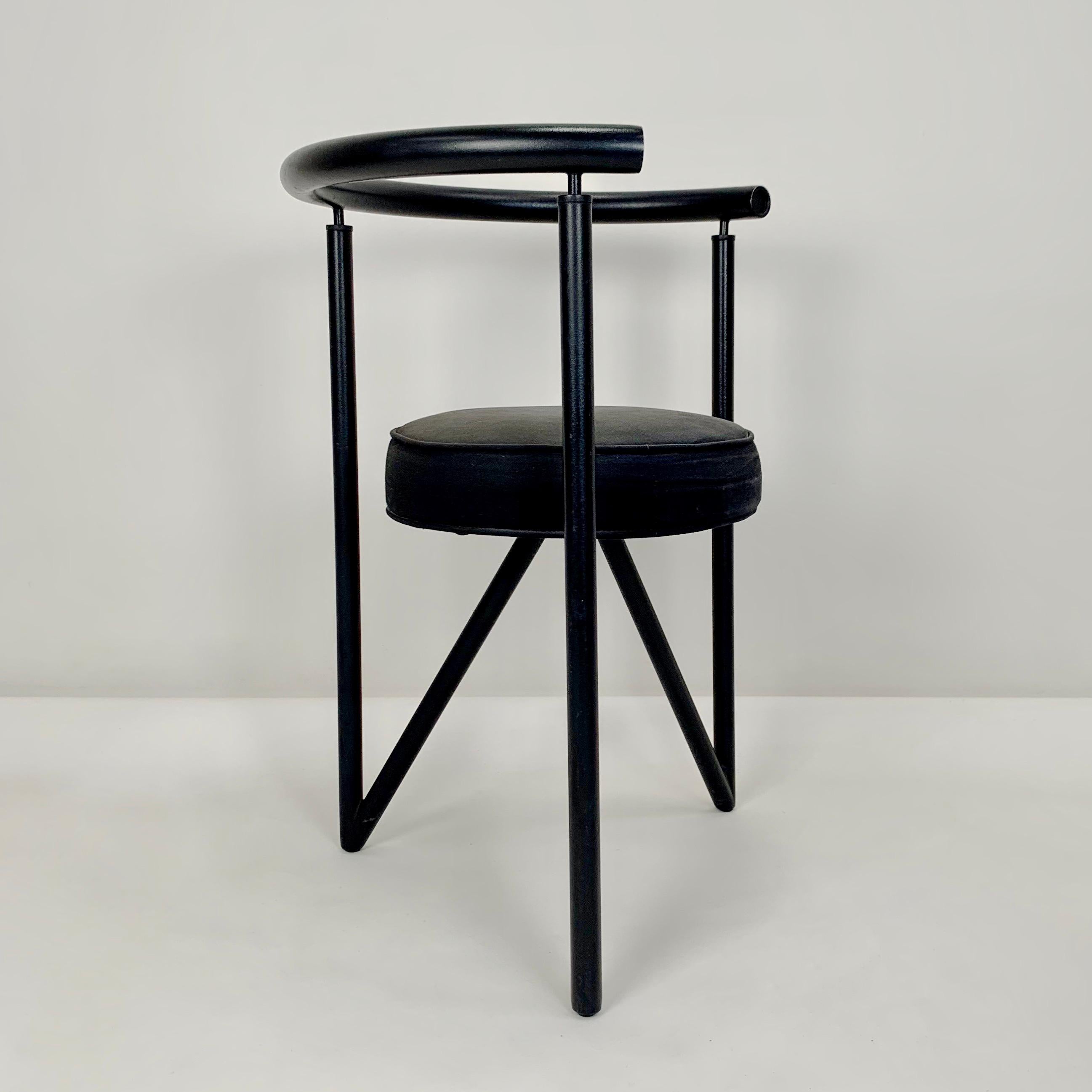 Fauteuil modèle Miss Dorn de Philippe Starck pour Disform 1982.
Structure en métal noir, assise ronde en tissu noir d'origine.
Dimensions : 70 cm H, 54 cm L, 44 cm P, hauteur d'assise : 46 cm.
État vintage d'origine.
Tous les achats sont couverts