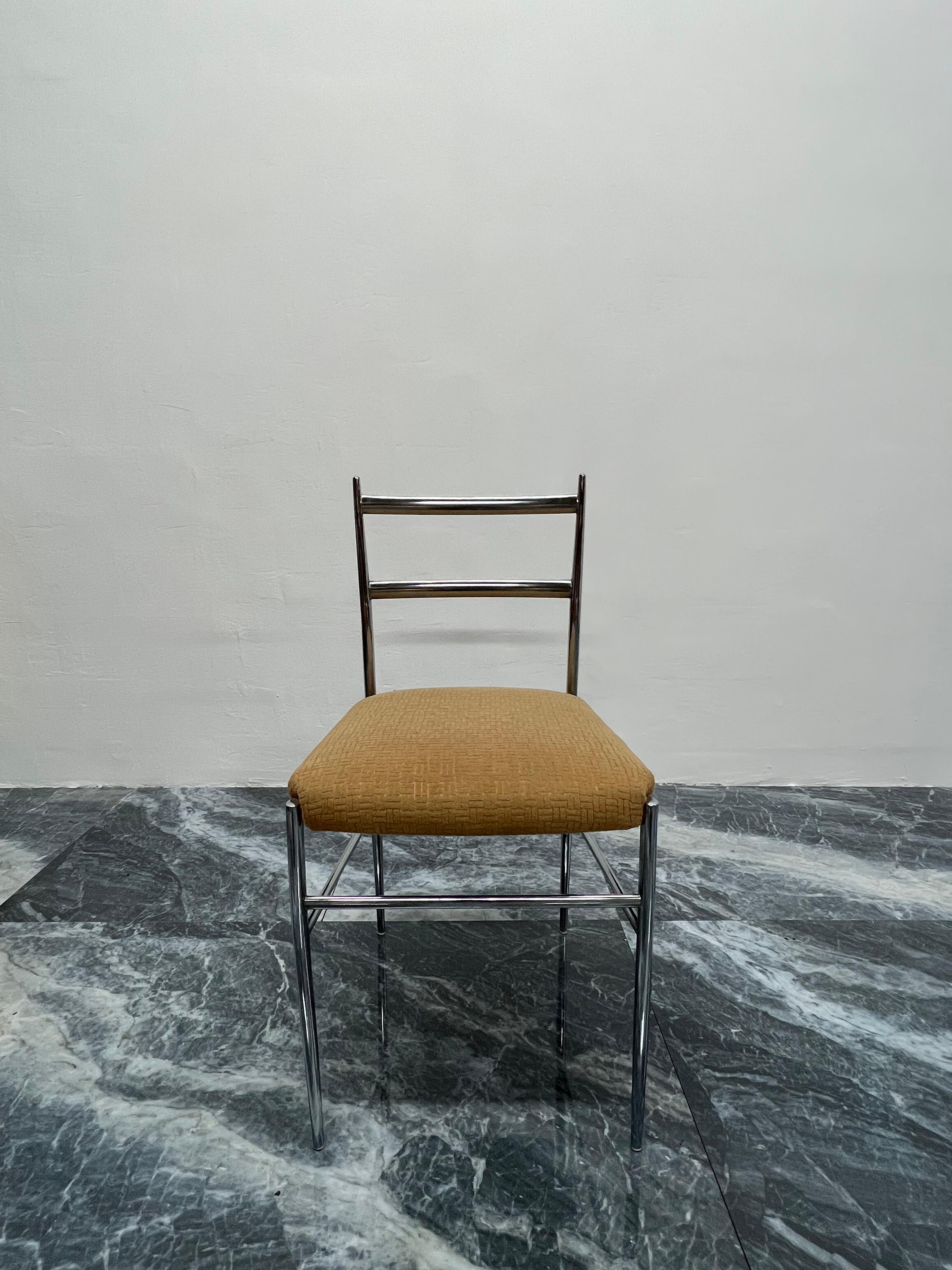 Stuhl mit verchromtem Stahlrohrgestell und original gepolstertem Sitz.  Im Stil von Philippe Starck.
