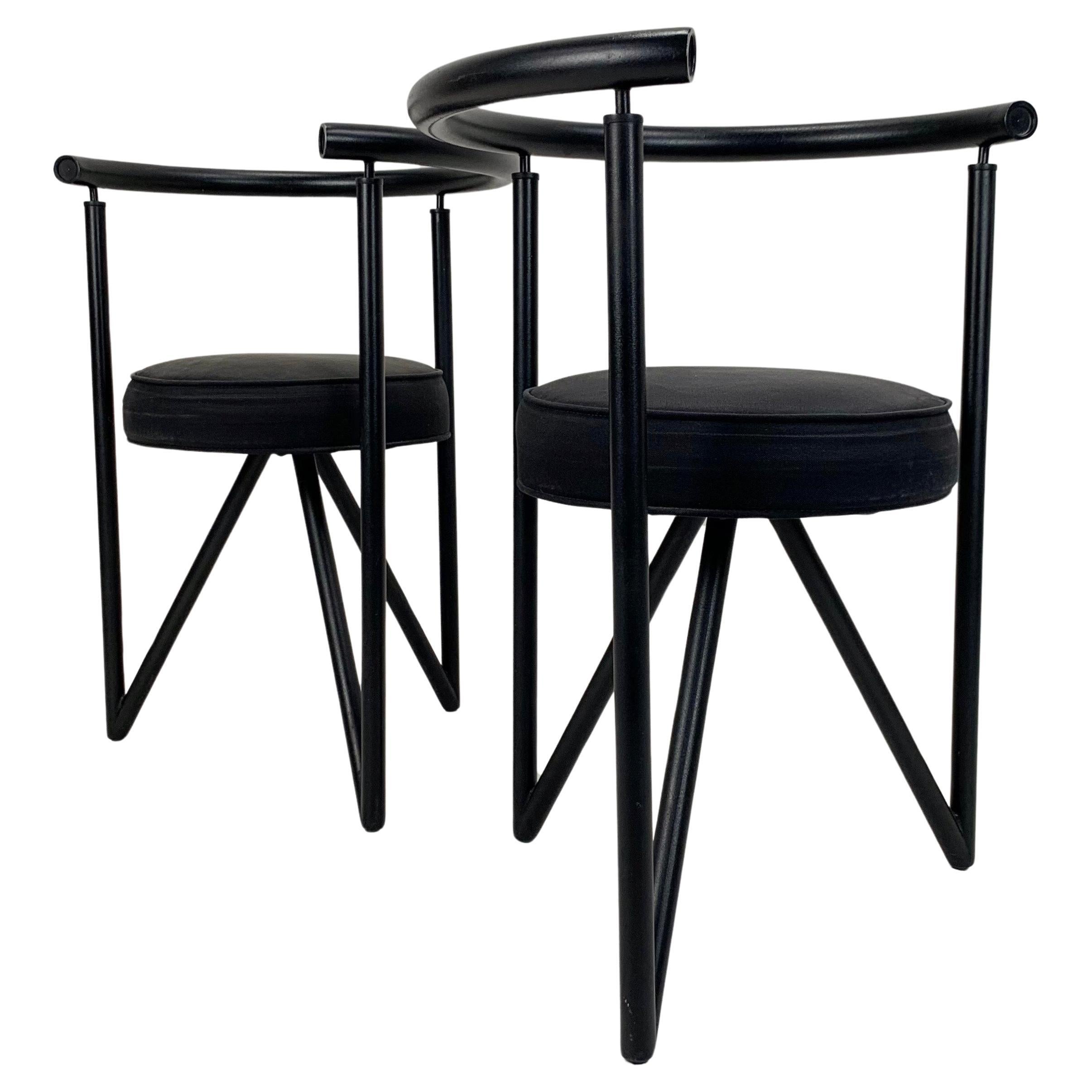Paire de fauteuils modèle Miss Dorn de Philippe Starck pour Disform 1982.
Structure en métal noir, assise ronde en tissu noir d'origine.
Dimensions : 70 cm H, 54 cm L, 44 cm P, hauteur d'assise : 46 cm.
État vintage d'origine.
Tous les achats sont