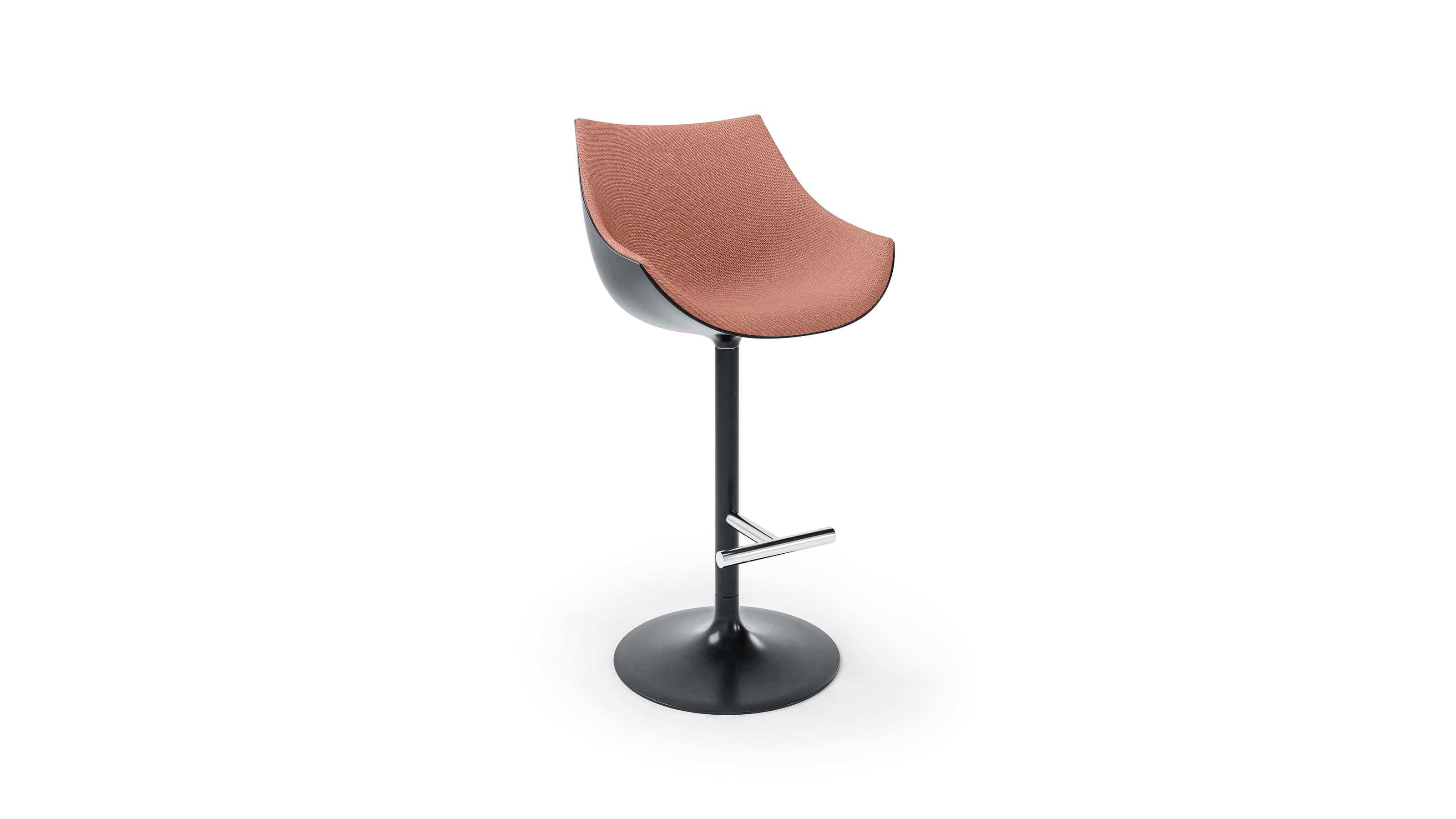 Philippe Starck Taburete Passion 248 Para Cassina 

Dos taburetes diseñados por Philippe Starck, perfectos para restaurantes, salones y entornos contract de todo tipo, amplían la línea Caprice/Passion, reproduciendo las características de la silla