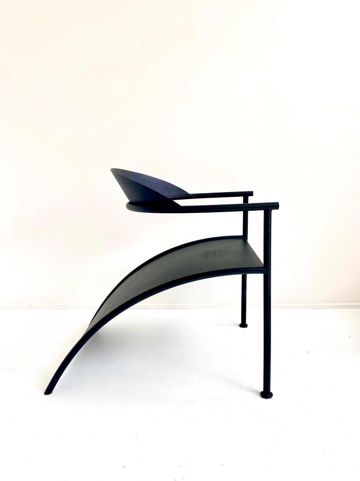 Fantastique chaise postmoderne en acier tubulaire peinte en noir 