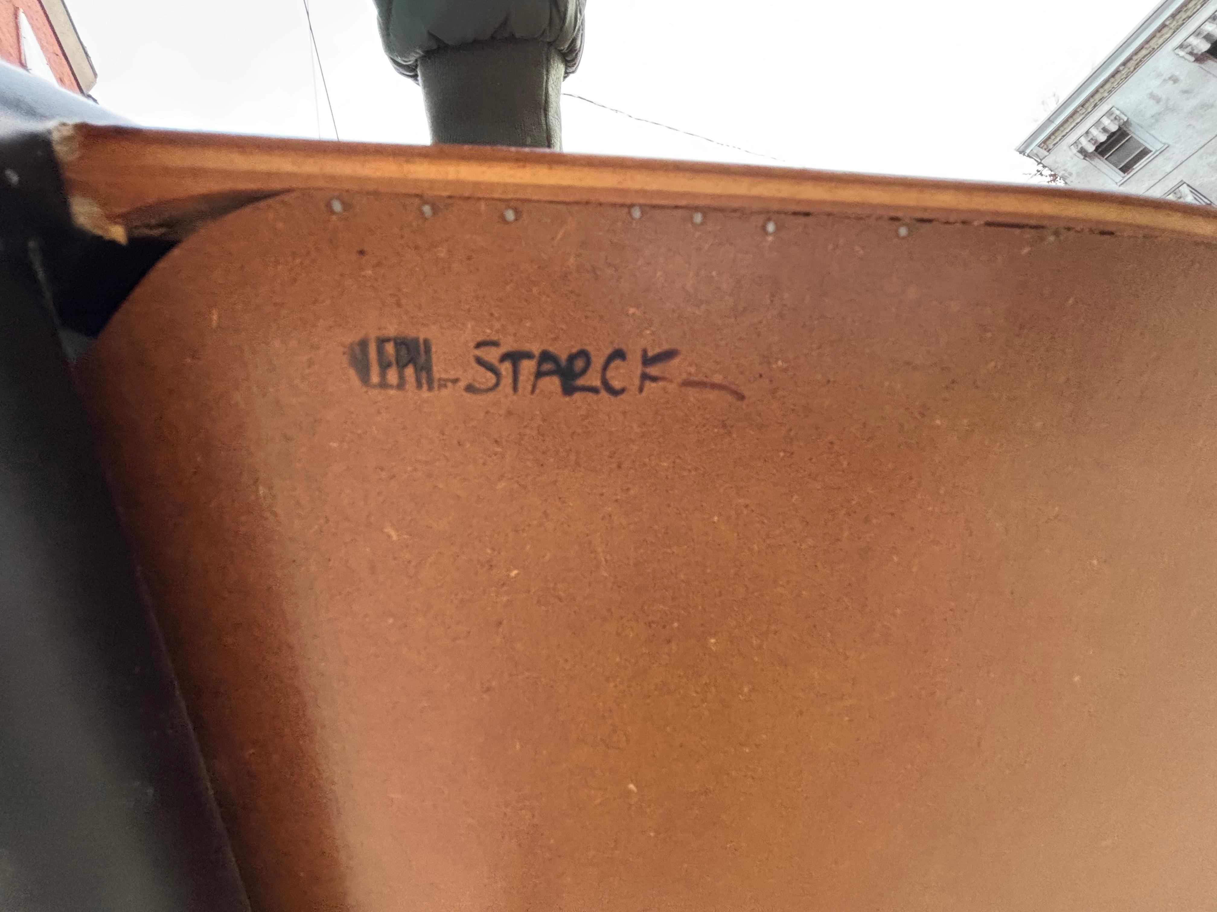 Sedia da salotto a 3 gambe in pelle e ciliegio di Philippe Starck.  Modello più difficile da trovare nel modello Lounge Chair.  Seduta in pelle nera Il cuscino è in ottima forma e la sedia ha un aspetto rilassato e rilassante.  Il legno è molto