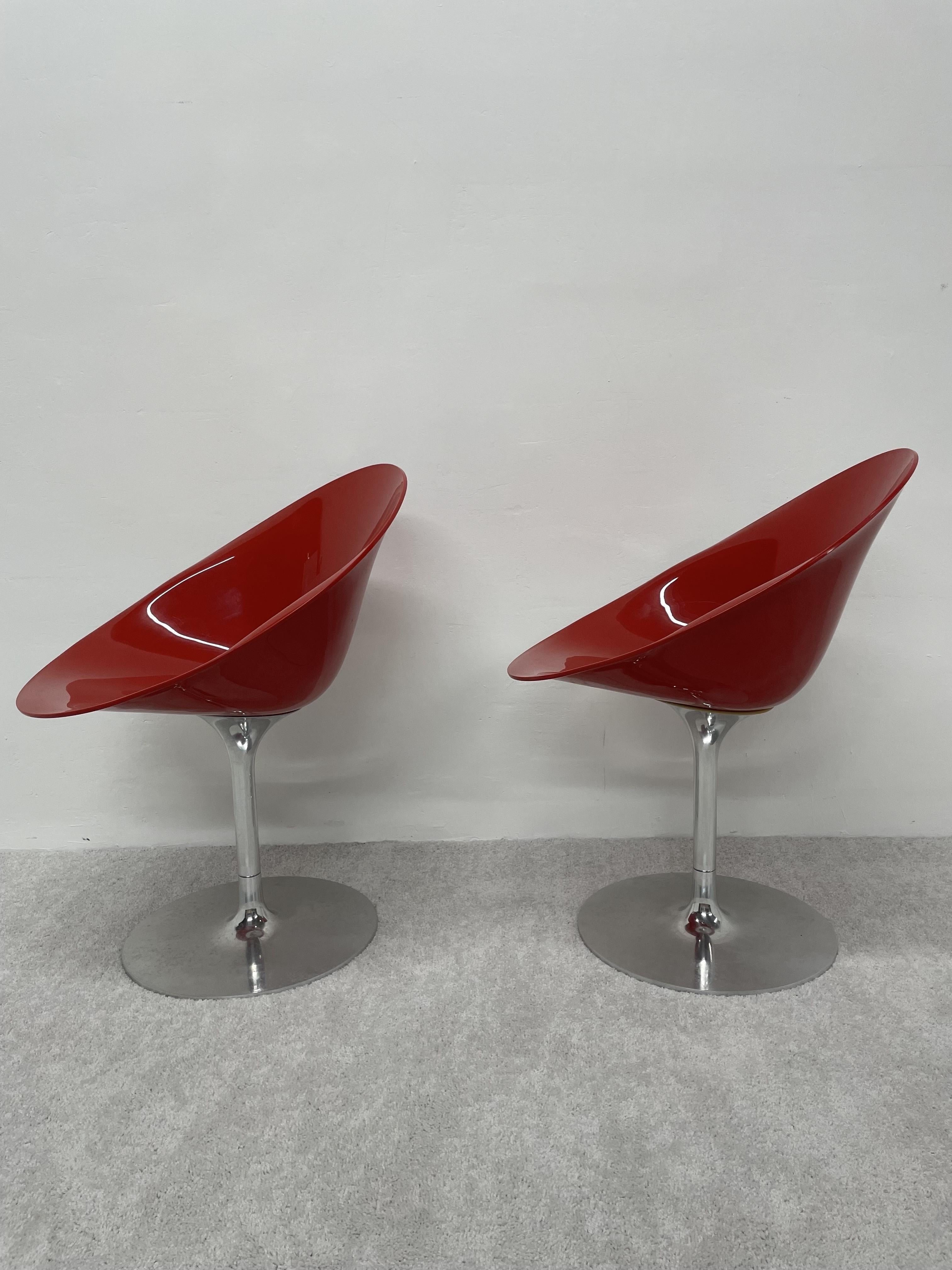 Ein Paar Eros-Stühle aus glänzend rotem Polycarbonat auf Trompeten-Drehfüßen aus Aluminium von Philippe Starck für Kartell. Hergestellt in Italien. Der rote Polycarbonatsitz ist nicht transparent. 