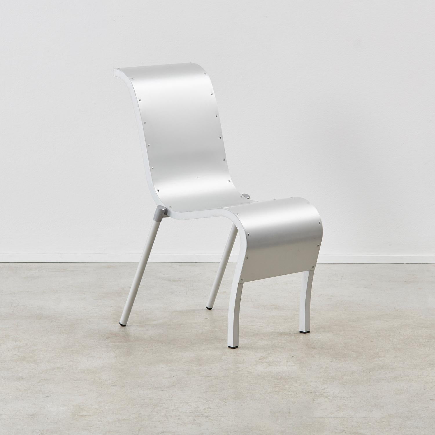 L'industrialisme manifeste de ce design de la fin des années 80 rendrait hommage au père de Philippe Starck, l'ingénieur aéronautique André Starck. Sa forme fluide, presque musclée, est tempérée par la légèreté de la tôle d'aluminium, constellée de