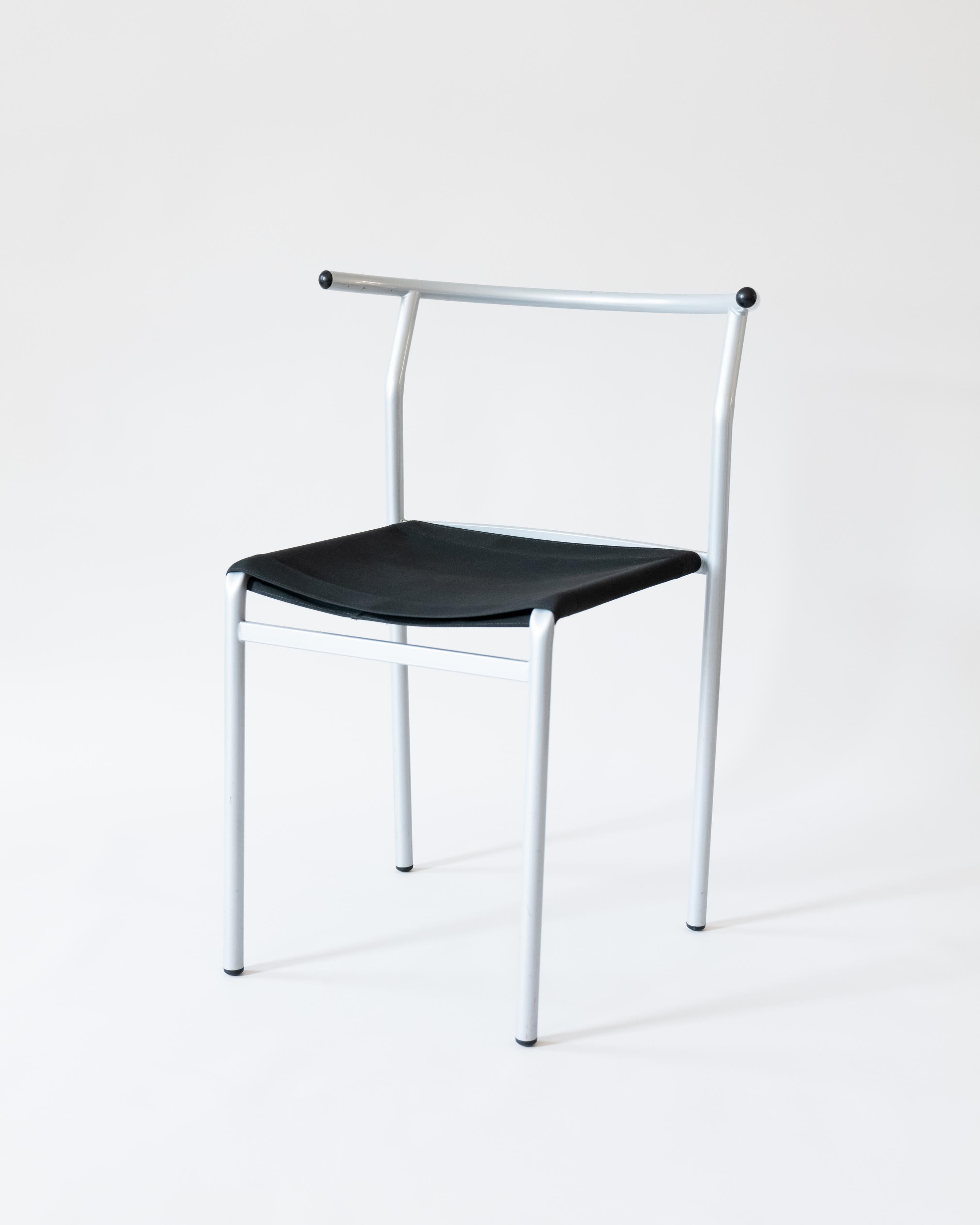 Conjunto de cuatro sillas diseñadas por Philippe Starck para el Café Costes de París, fabricado por Cerruti Baleri en 1984. El asiento es de goma gruesa y el armazón es de tubo de acero con recubrimiento de polvo gris plateado. Cómoda y sólida: la