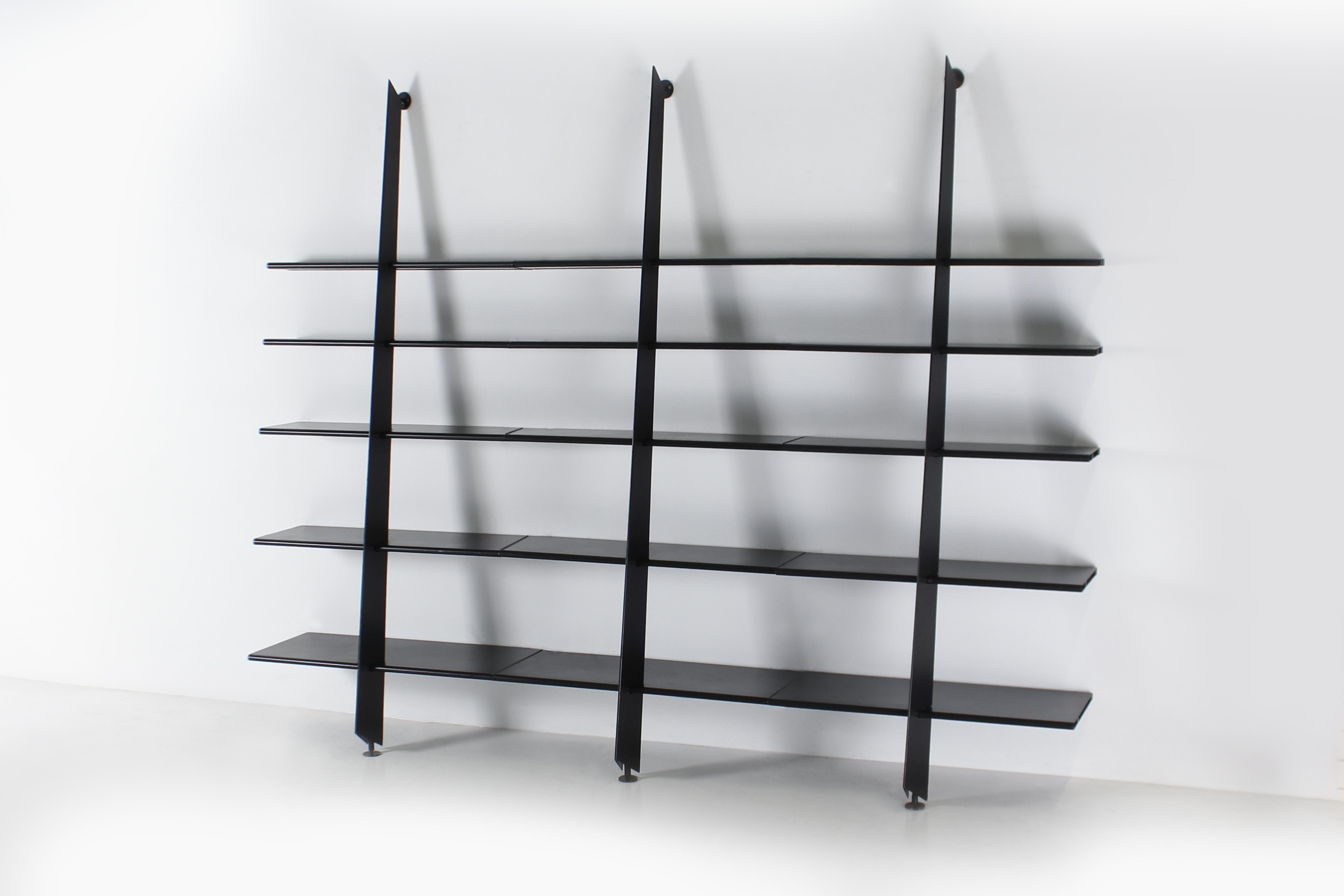 Mac Gee bookcases evoke the aerodynamic geometries of an airplane wing, and this three-piece set allows for modulation according to furniture needs with the option of aligning them to make up a single piece.  The steel structure consists of a