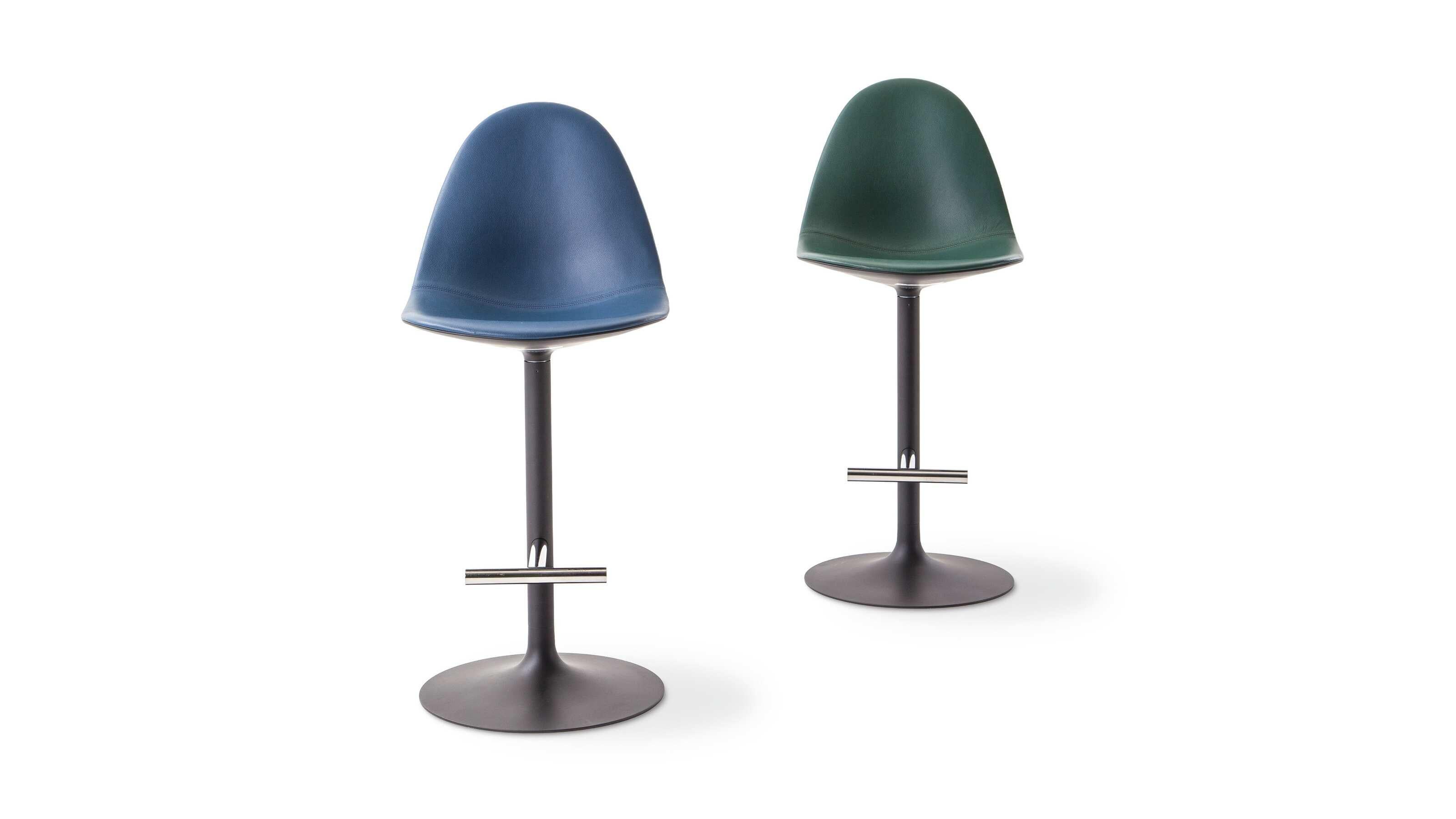 Philippe Starck Juego de dos taburetes Caprice para Cassina 

Parte de la familia Caprice diseñada por Philippe Starck, el Taburete Caprice es un taburete de diseño con base de pedestal de aluminio y asiento que sigue los mismos contornos que su