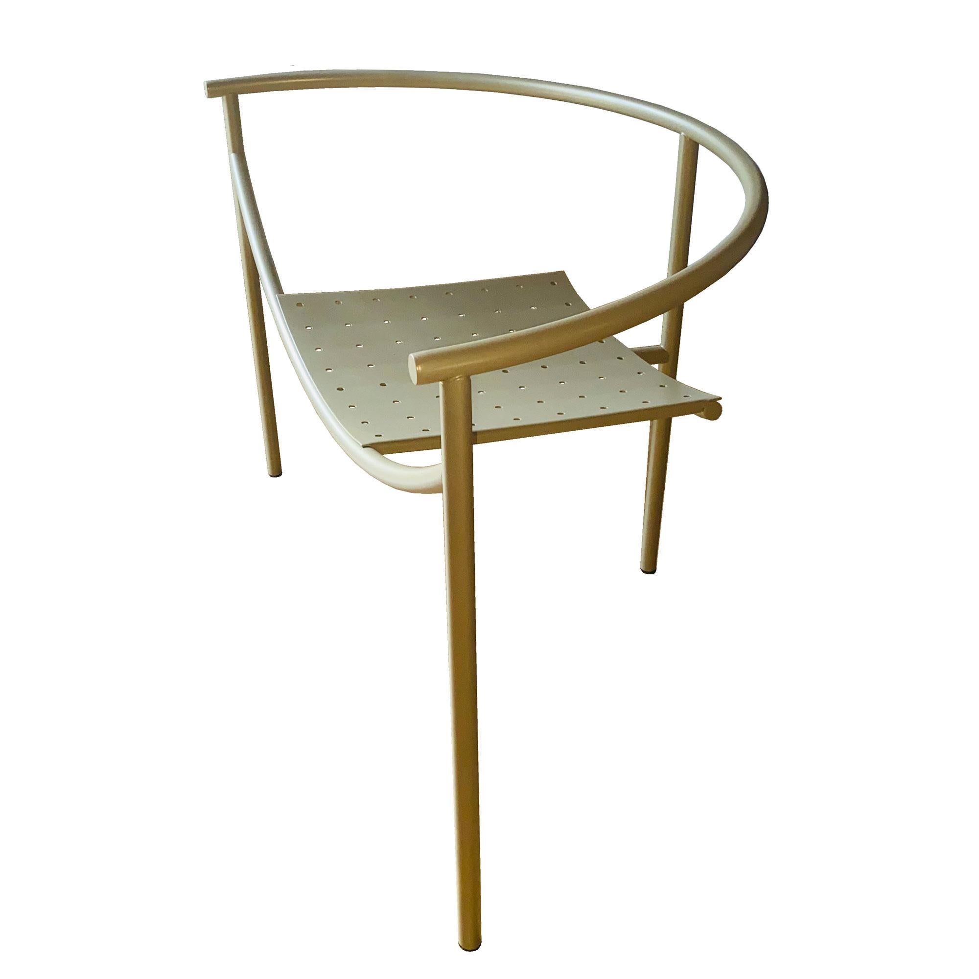 Sillón icónico de Philippe Starck modelo Sonderbar que ya representa todas las orientaciones conceptuales de este diseñador. Edición Disform XO ultra rara La silla se caracteriza por su estructura tubular de acero y su asiento y respaldo curvados.