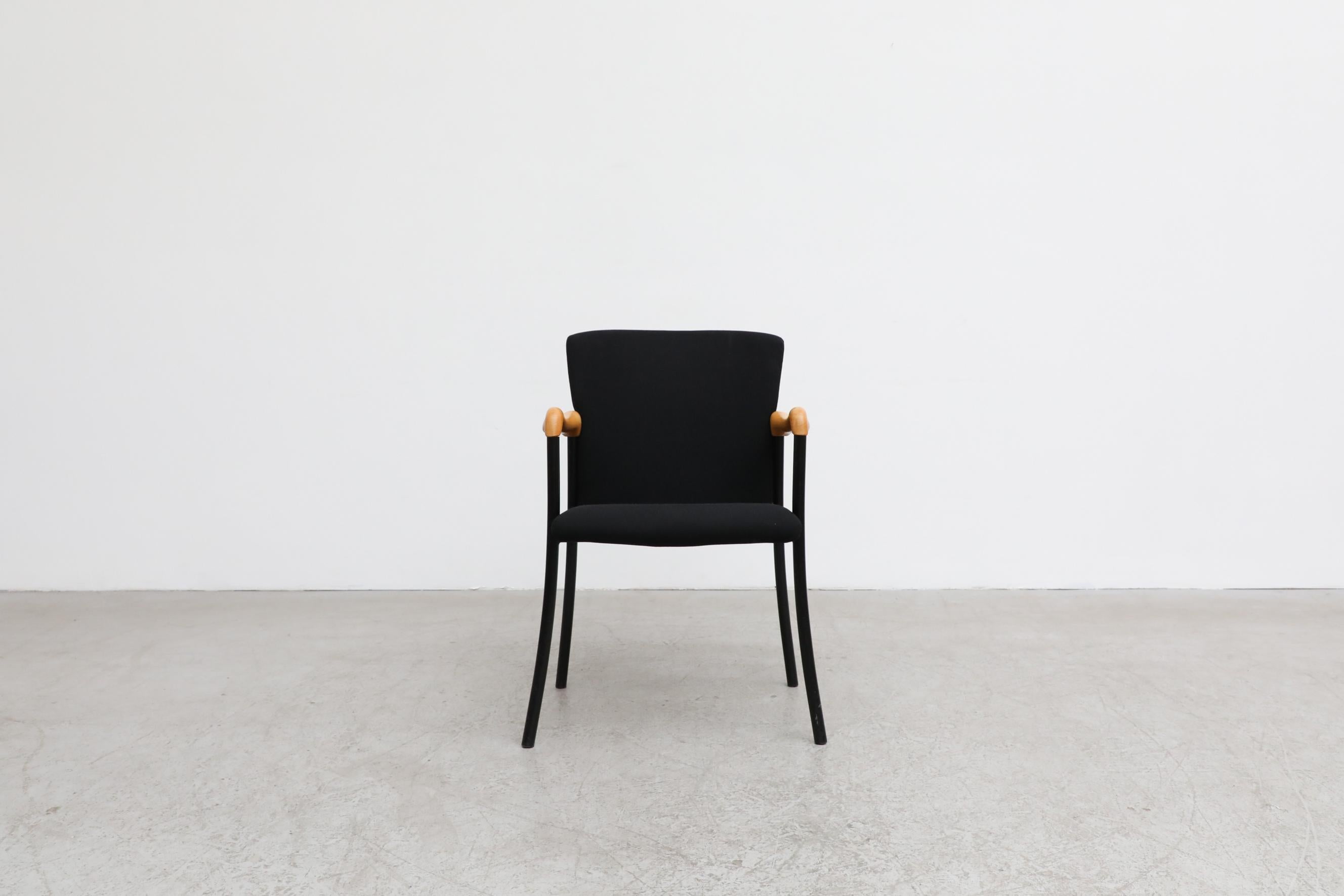 Ces fauteuils originaux Beta Wassenaar de style Philippe Starck sont dotés d'accoudoirs en bois de forme organique. Les assises et le dossier sont tapissés d'un tissu souple noir et les piétements sont en métal émaillé. Presque tous en état
