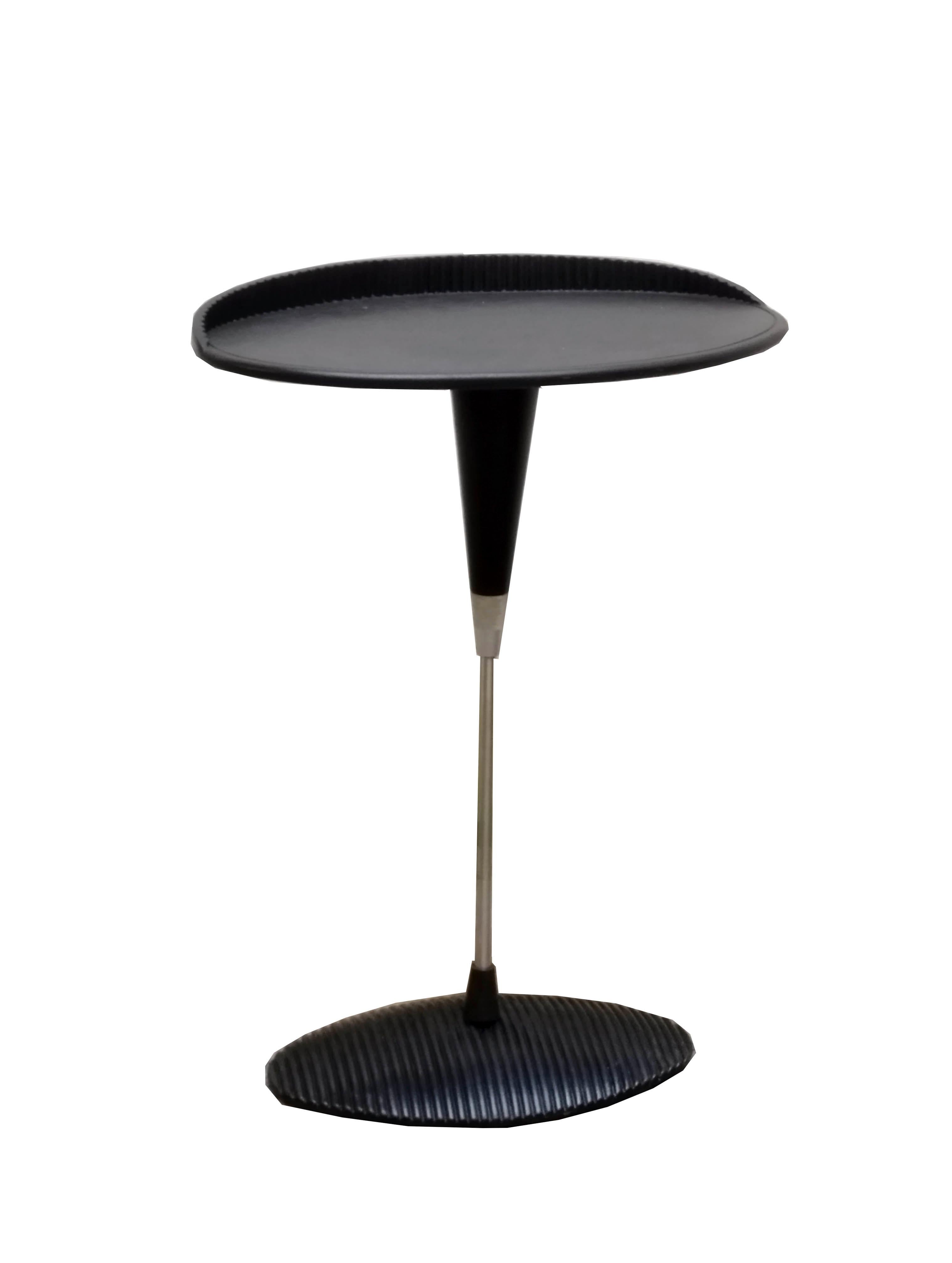 Table basse ou table de chevet italienne à hauteur variable avec structure en acier, base avec coque moulée noire et plateau en acrylique noir. La forme de la table définit d'emblée la valeur esthétique du meuble lui-même : elle est façonnée, ce qui