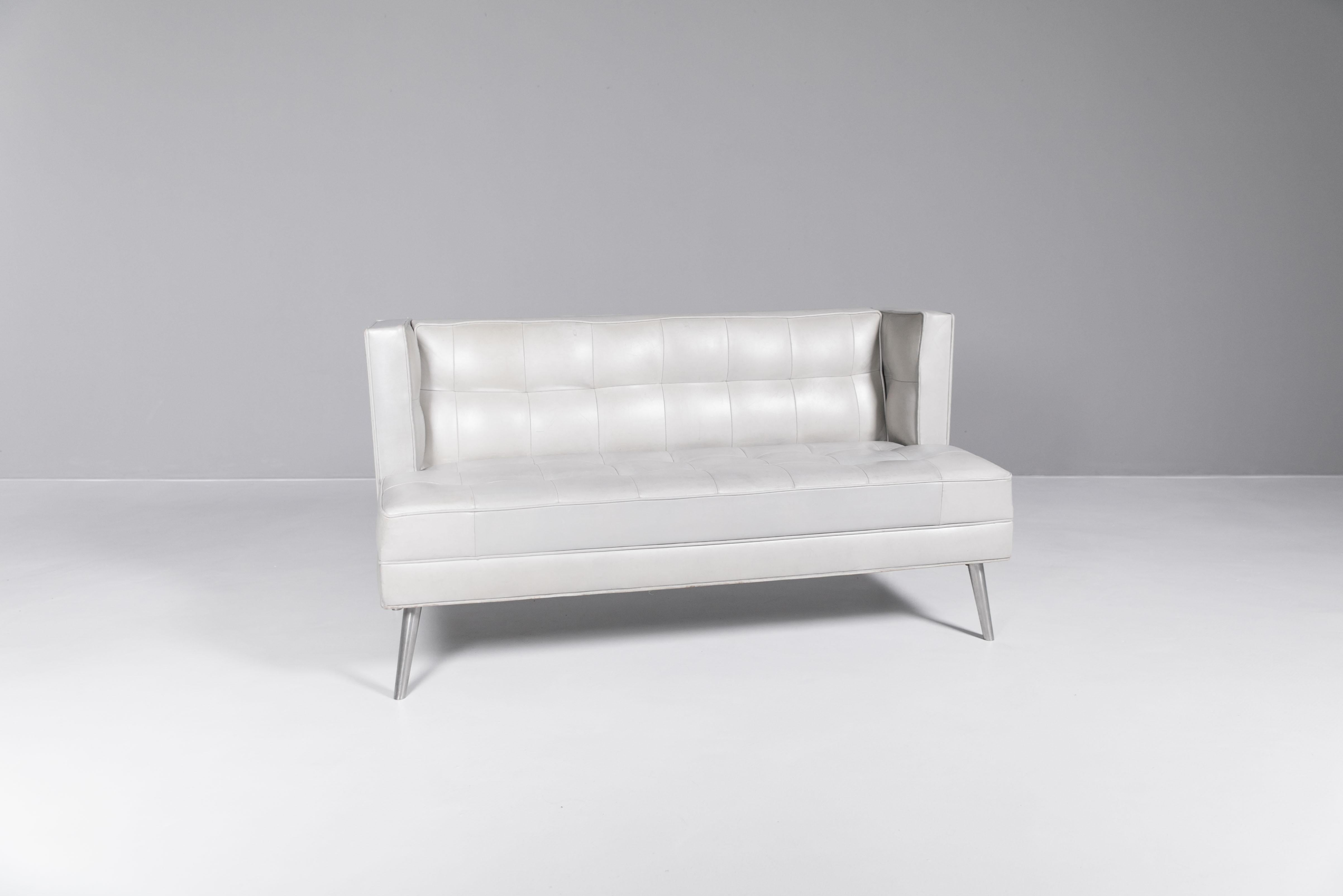 Philippe Starck, zweisitziges Sofa, entworfen für das Restaurant Kong Paris (21. Jahrhundert und zeitgenössisch) im Angebot