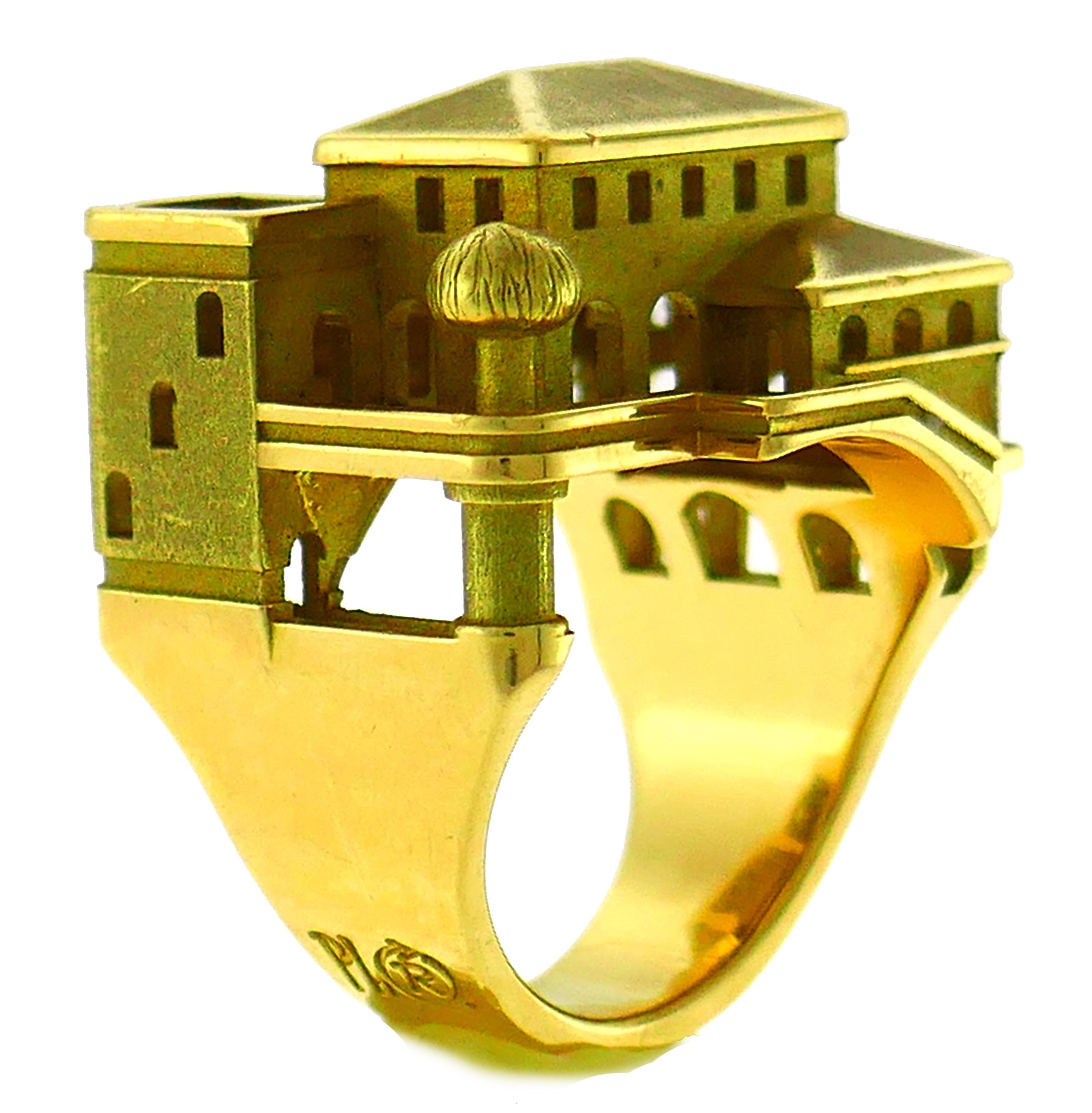 Bague de cocktail chic et audacieuse créée par Philippe Tournaire, un maître bijoutier français renommé. Architecturale, inhabituelle et portable, cette bague est un excellent complément à votre collection de bijoux. Ressemblant à un vieux carré