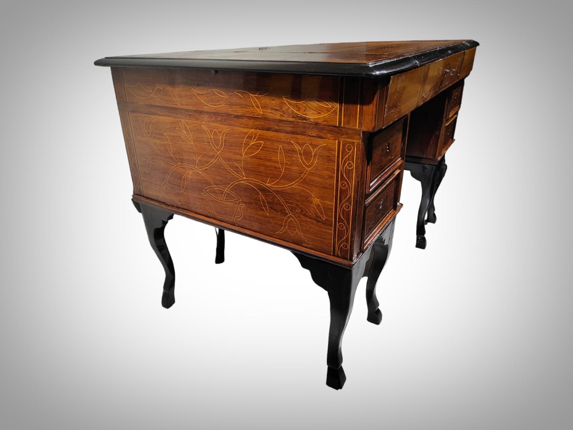 Philippe V Desk From the 17th Century For Sale 5