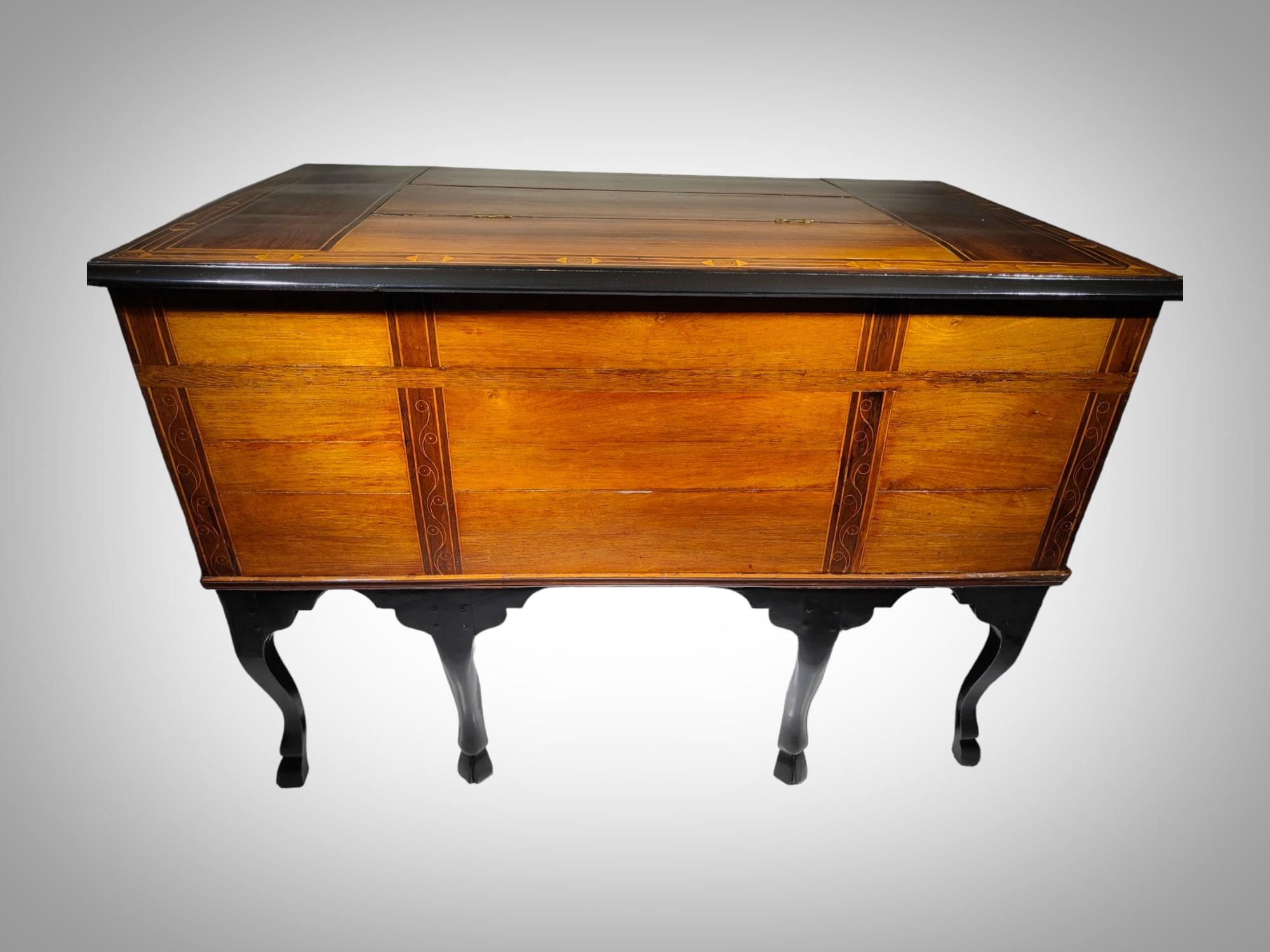 Philippe V Desk From the 17th Century For Sale 6