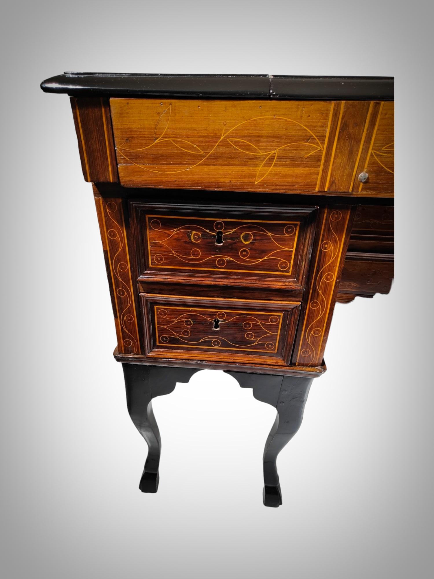 Philippe V Desk From the 17th Century For Sale 2
