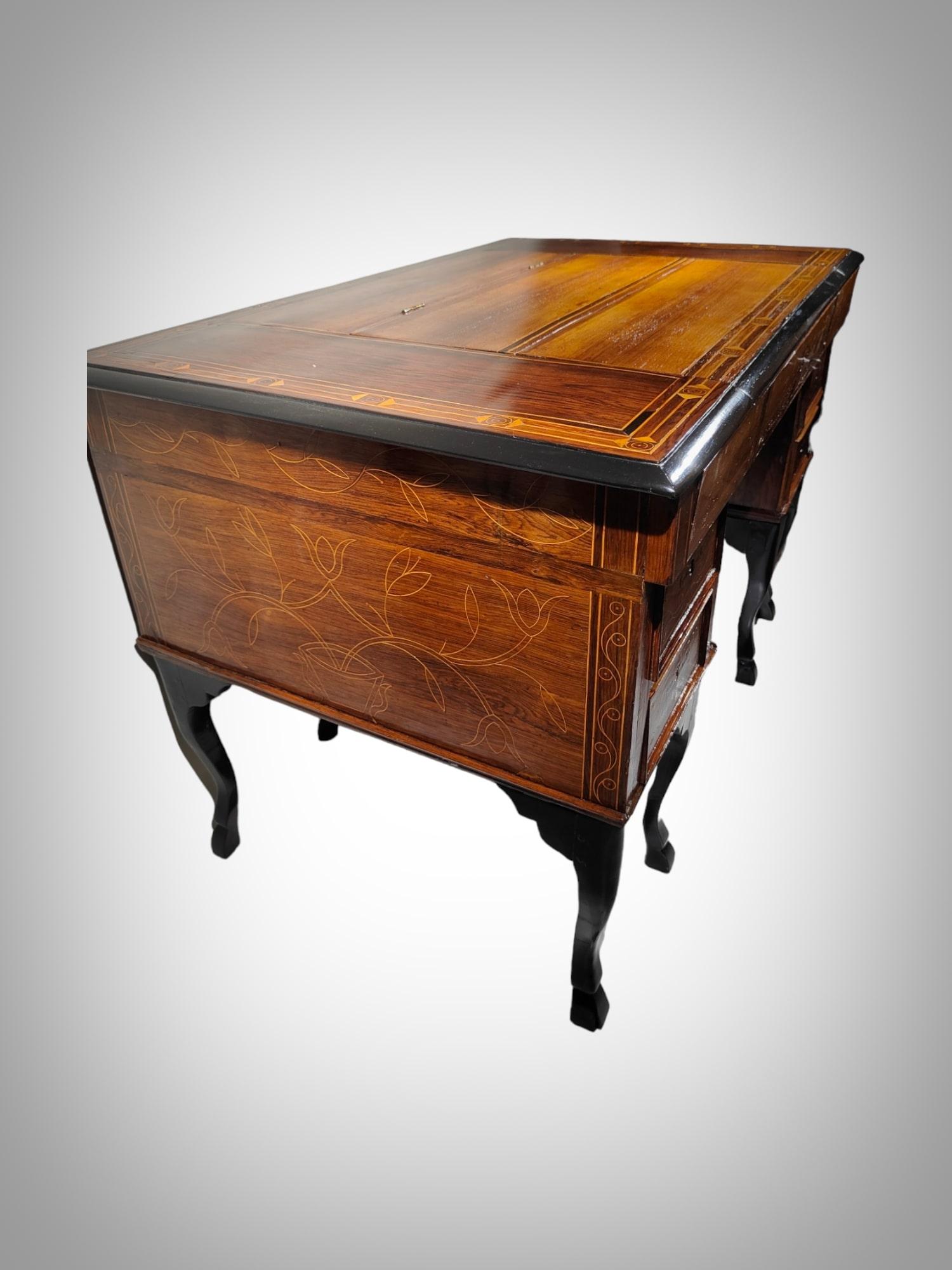 Philippe V Desk From the 17th Century For Sale 4