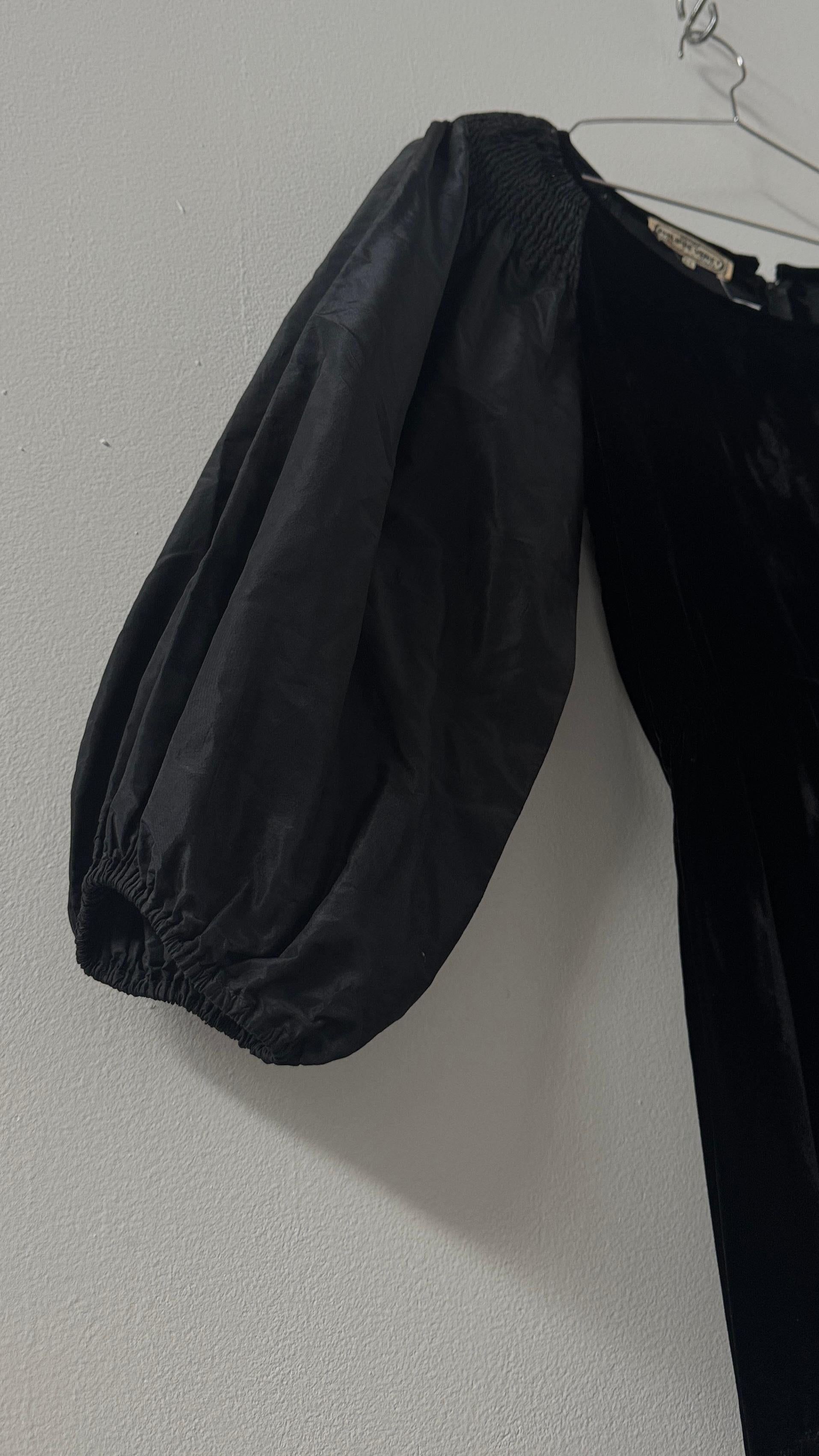 Philippe Venet Black Velvet Dress with Balloon Sleeves In condizioni buone in vendita a Milano, IT