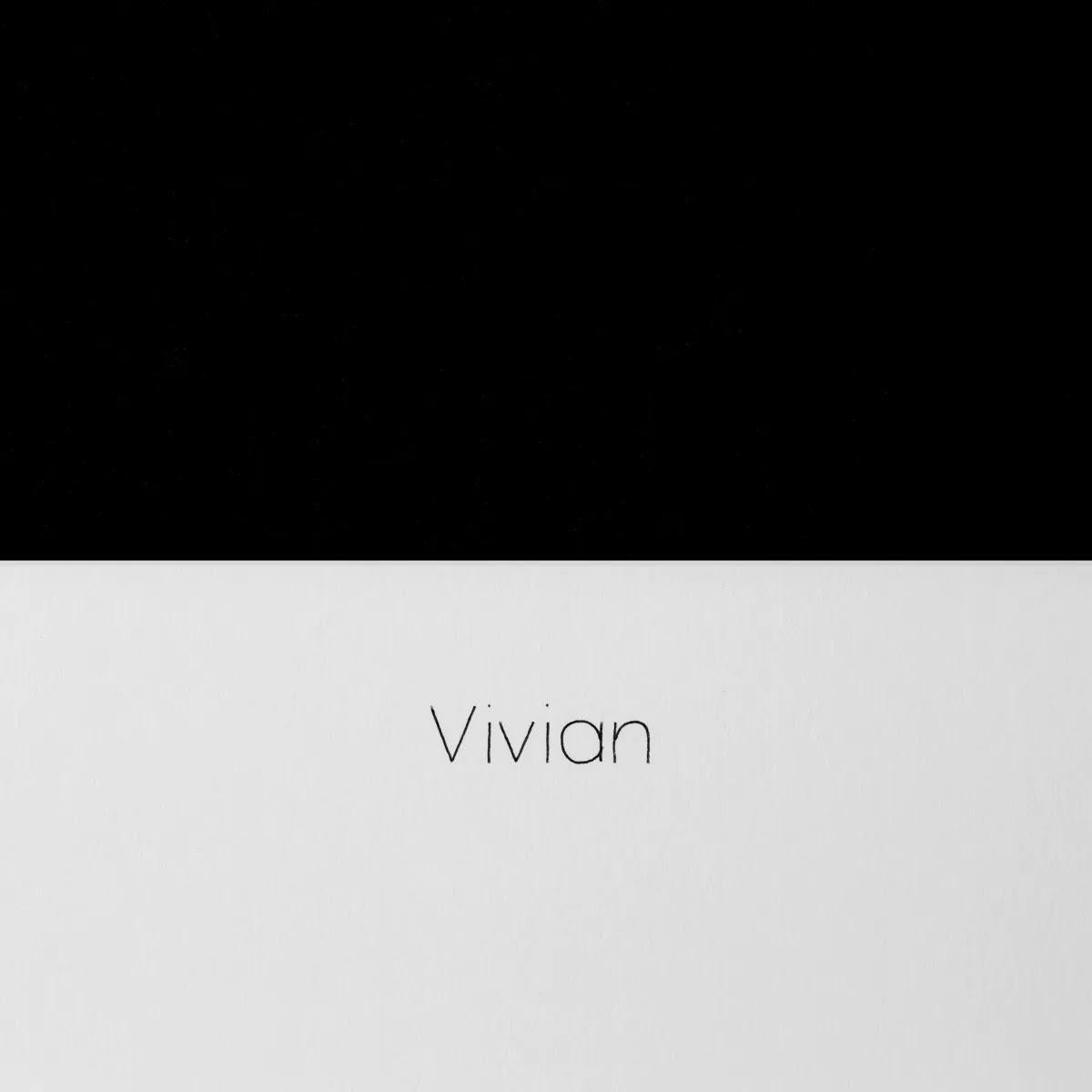 Moderne Philippe Vogelenzang Print - Vivian, cadre en bois blanc, verre transparent. en vente
