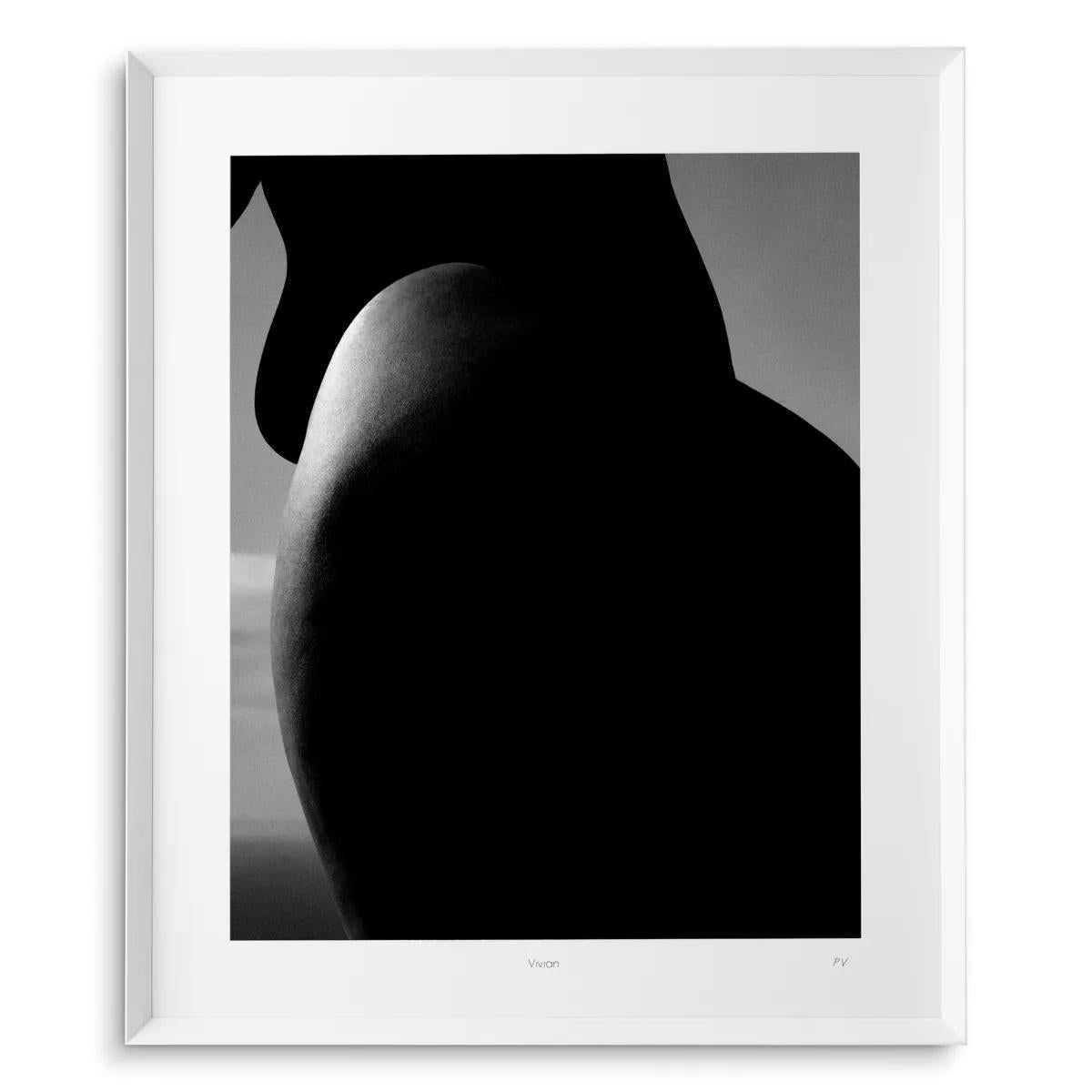 Français Philippe Vogelenzang Print - Vivian, cadre en bois blanc, verre transparent. en vente