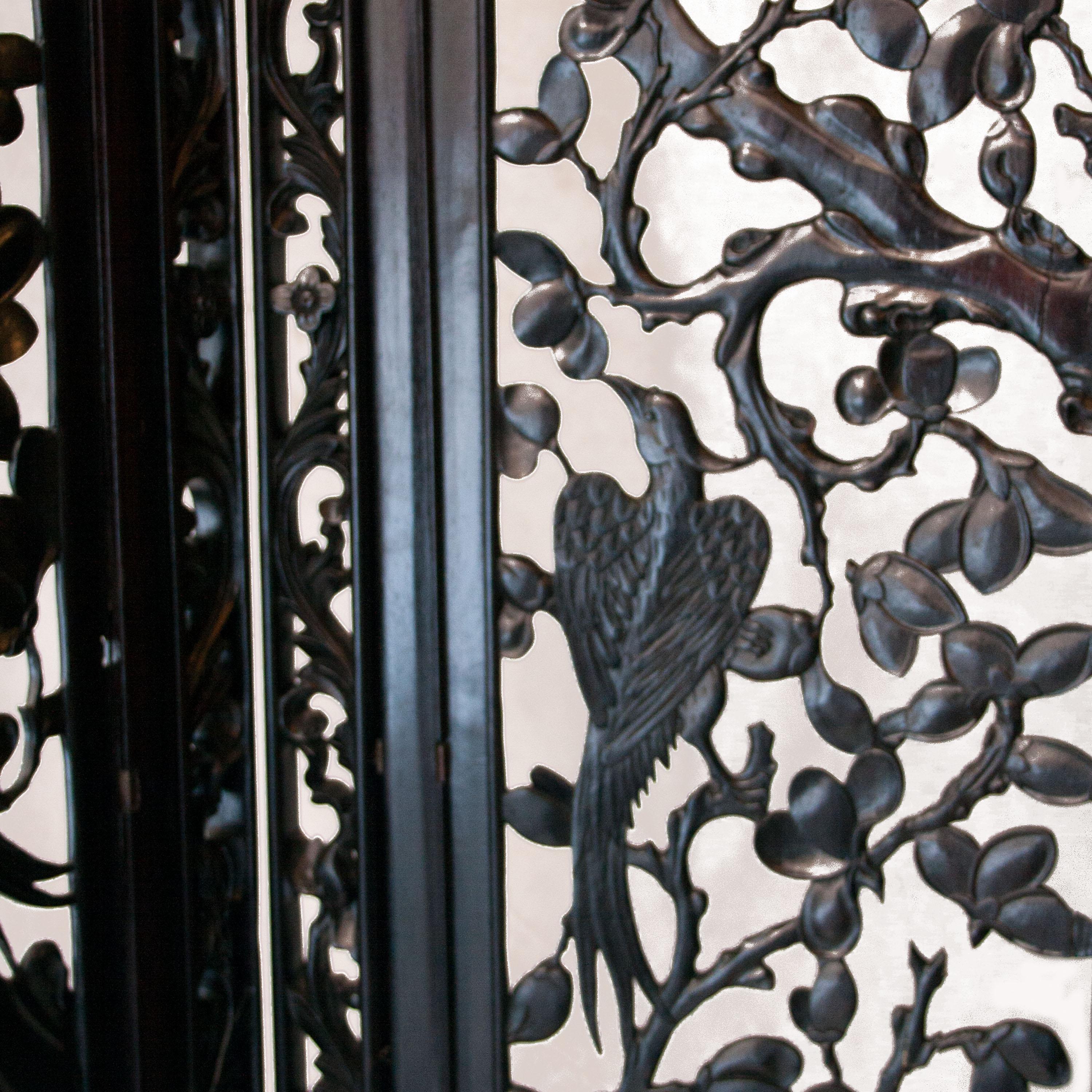 Philippine Handcrafted Solid Mahogany Carved Screen, Philippines, 1930 In Distressed Condition For Sale In Madrid, ES