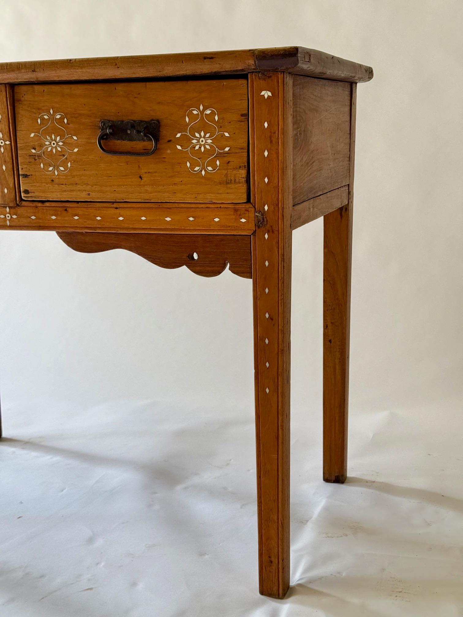 Mesa de altar filipina con dos cajones.  Siglo XIX Madera de Narra ( Palo de rosa )
con incrustación de hueso de carabao ( búfalo de agua ).  Estilo Colonial Con Construcción Asiática.  5 Paneles superiores.