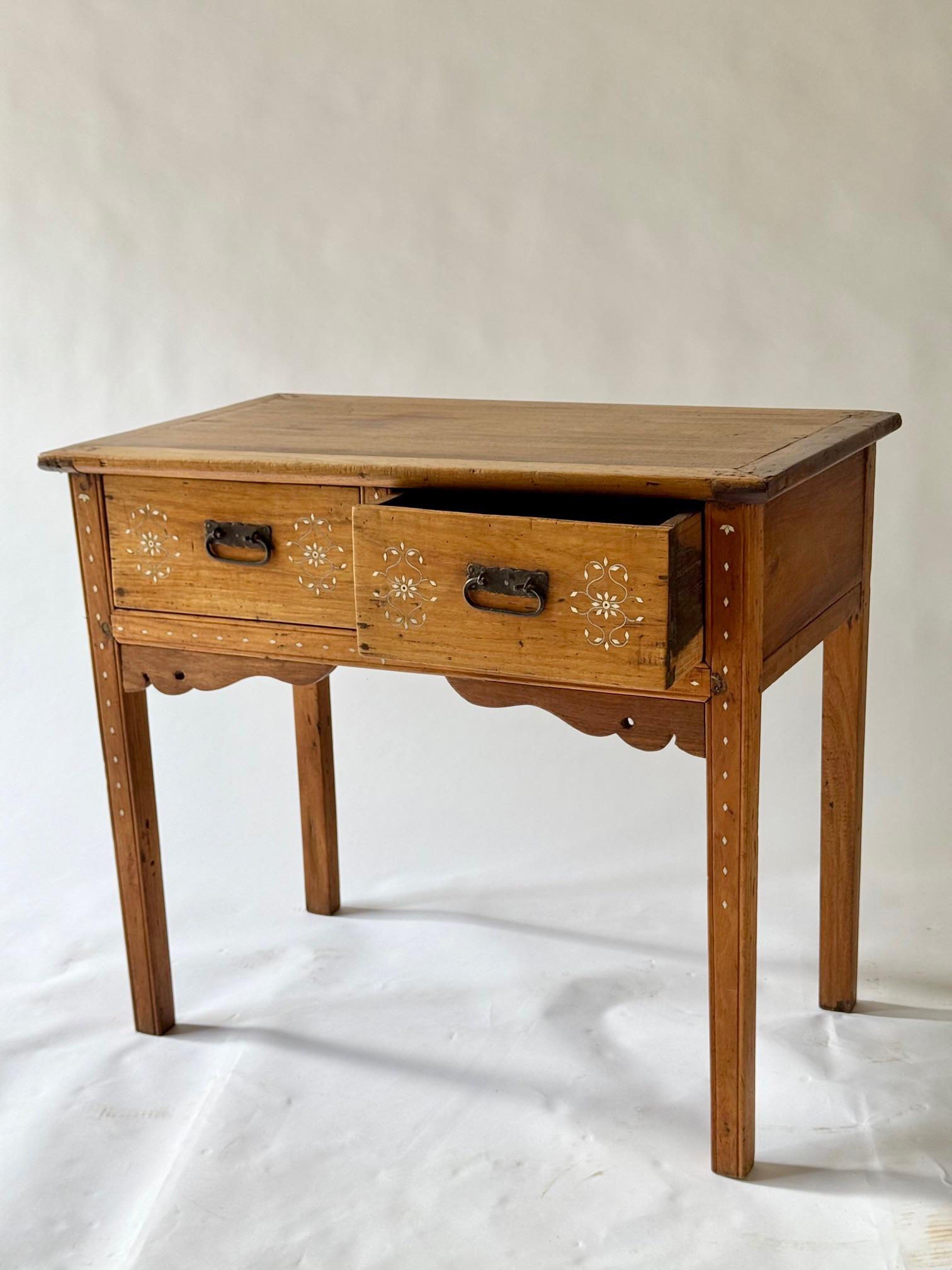 Mesa de altar filipina con 2 cajones.  Siglo XIX.  Narra Wood.  Incrustación ósea. Colonial español en venta