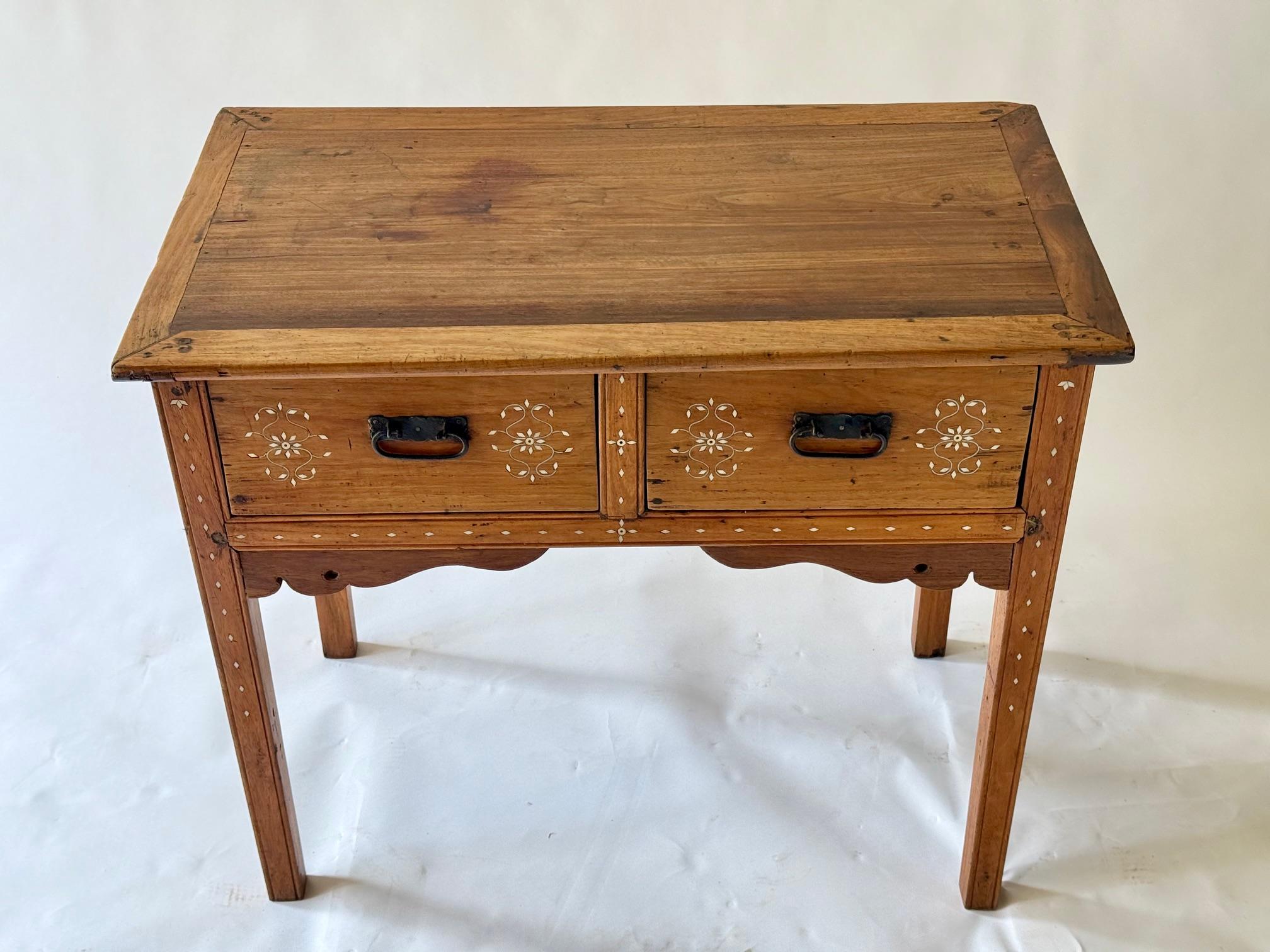 Mesa de altar filipina con 2 cajones.  Siglo XIX.  Narra Wood.  Incrustación ósea. Filipino en venta