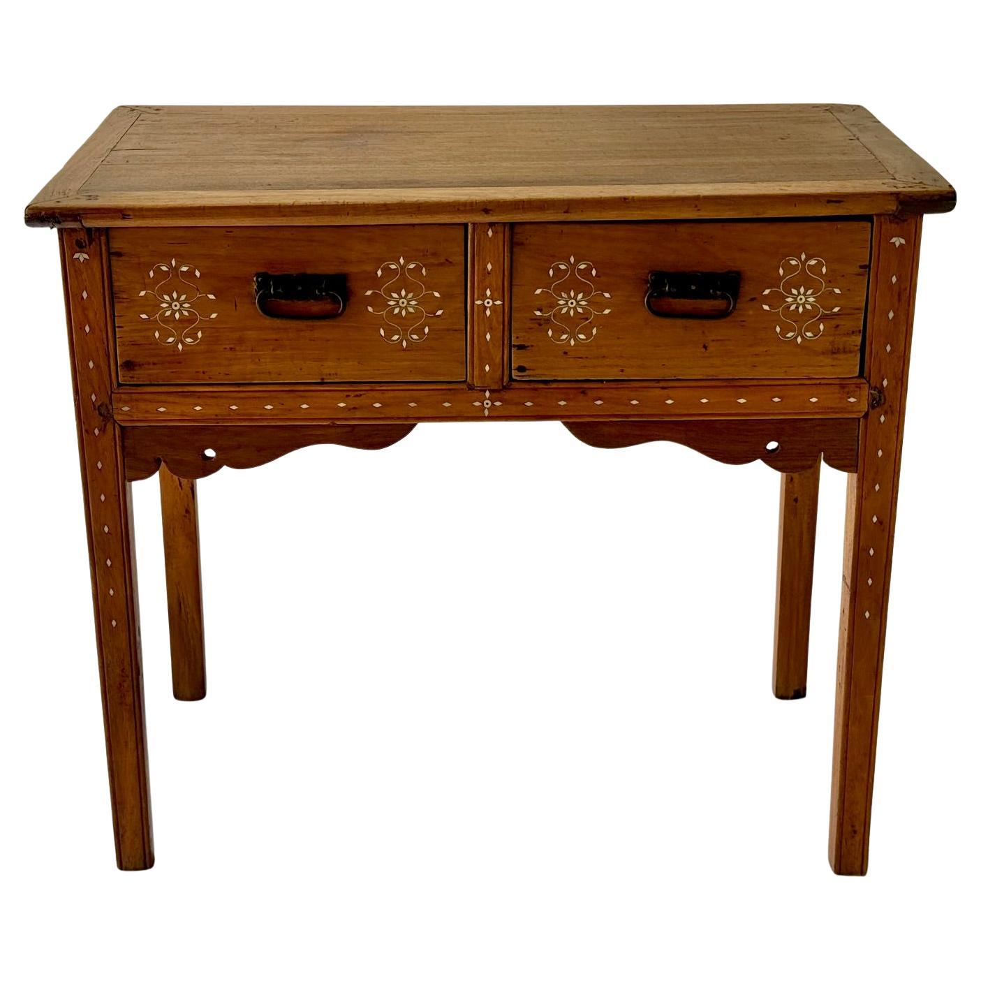 Mesa de altar filipina con 2 cajones.  Siglo XIX.  Narra Wood.  Incrustación ósea. en venta