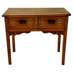 Mesa de altar filipina con 2 cajones.  Siglo XIX.  Narra Wood.  Incrustación ósea.