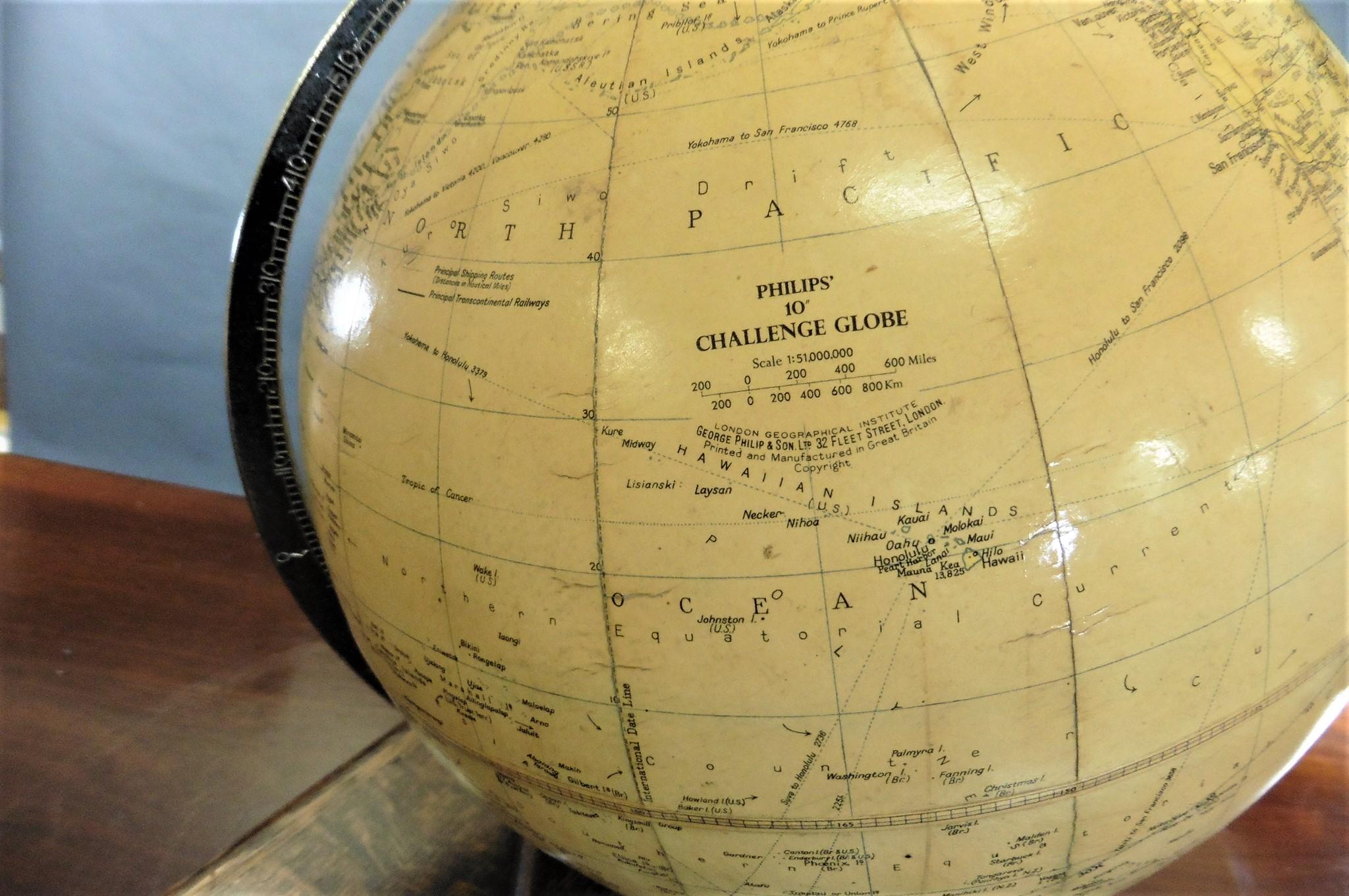 Philips 10 Inch Challenge Globe In Good Condition For Sale In Norwich, GB