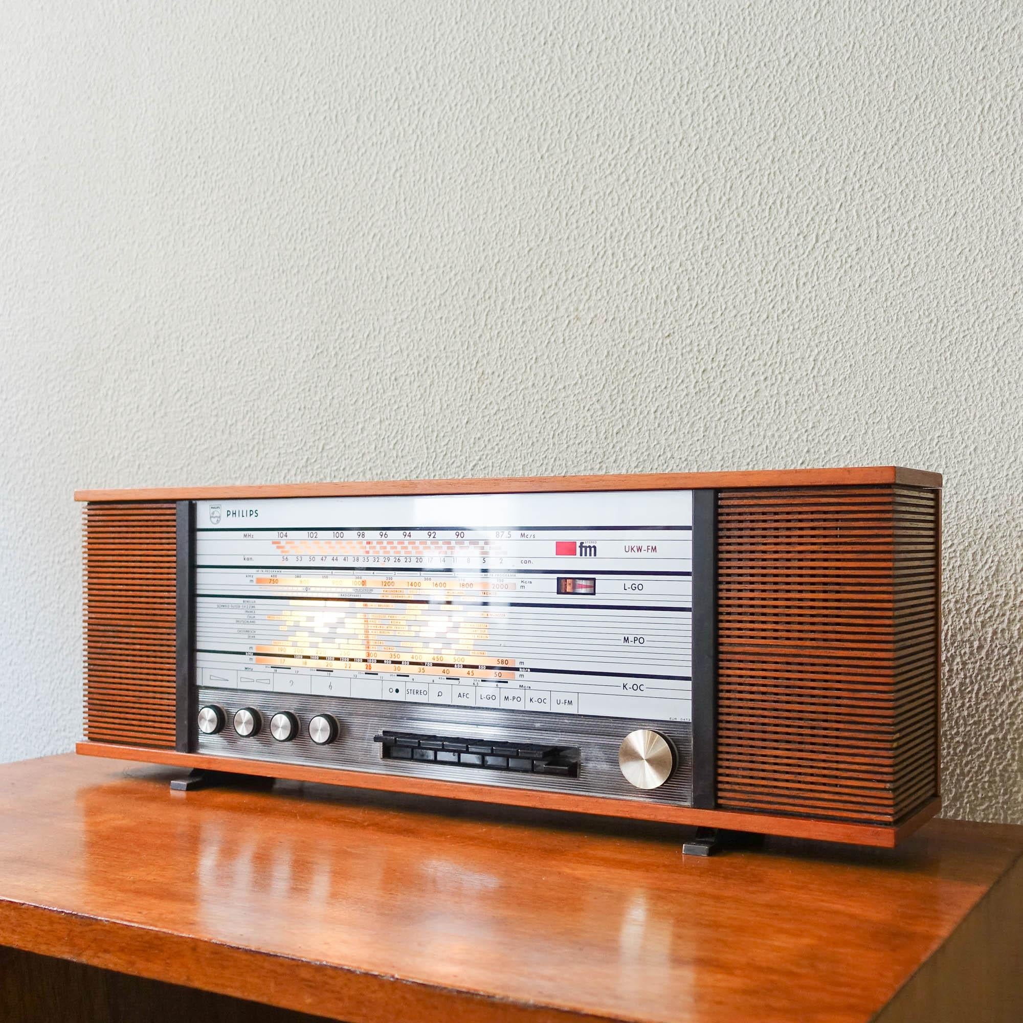 Presenting the iconic Philips 22RB662 transistor radio from 1966, a standout piece of mid-century technology made in Holland. This model was Philips' response to the revolutionary BeoMaster 900K from Bang & Olufsen, and its design and features