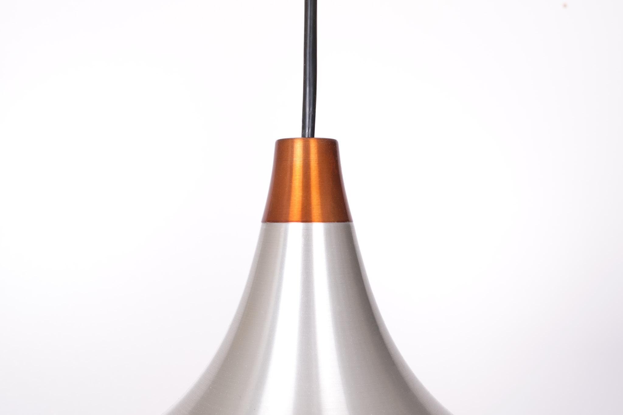 Très belle lampe suspendue de Philips Hollande années 60  Aluminium .
Une grande ampoule E27 est nécessaire.
Très bon état. 