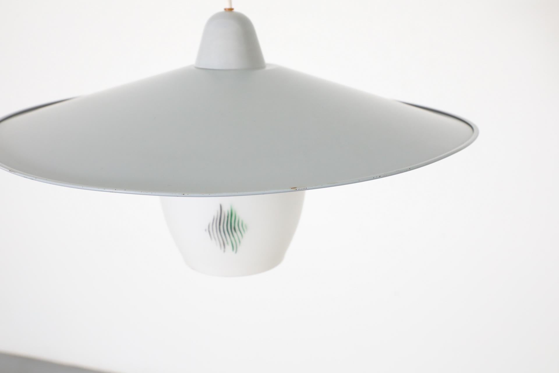Philips Attributed Ciondolo da soffitto con paralume in vetro latte stampato e baldacchino grigio in vendita 2