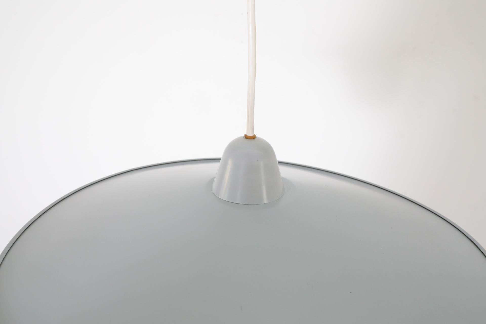 Philips Attributed Ciondolo da soffitto con paralume in vetro latte stampato e baldacchino grigio in vendita 3