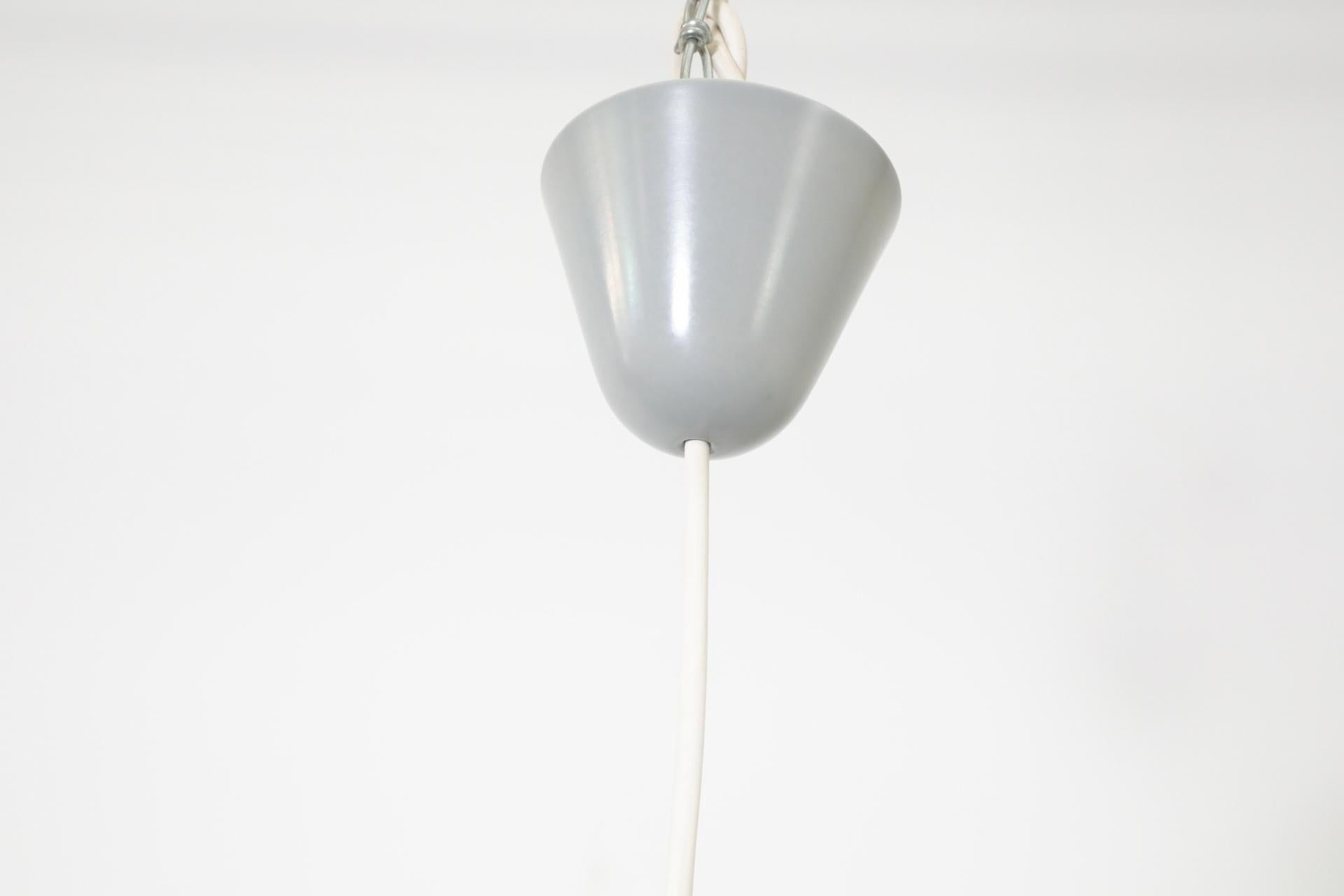 Philips Attributed Ciondolo da soffitto con paralume in vetro latte stampato e baldacchino grigio in vendita 4