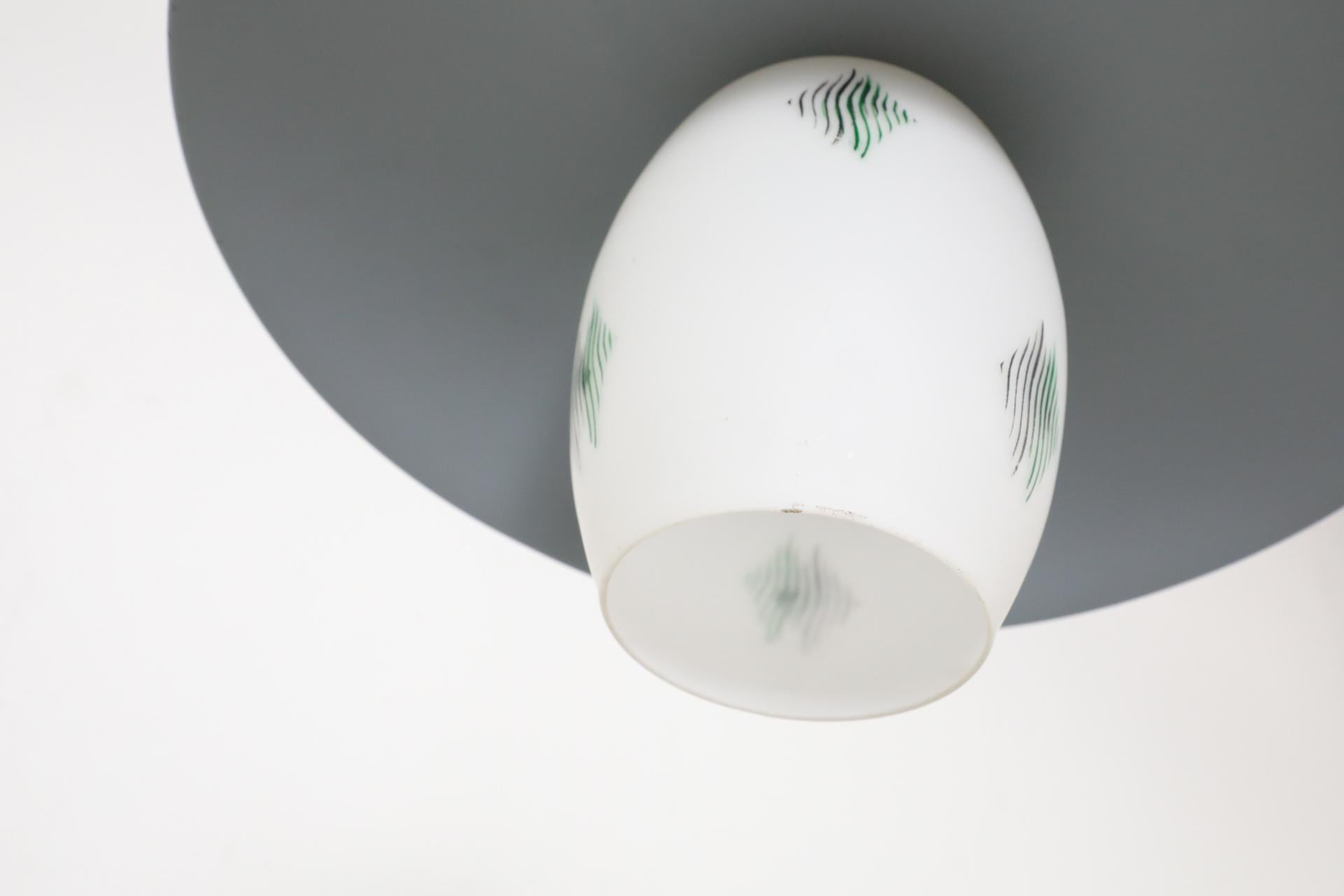 Philips Attributed Ciondolo da soffitto con paralume in vetro latte stampato e baldacchino grigio in vendita 5