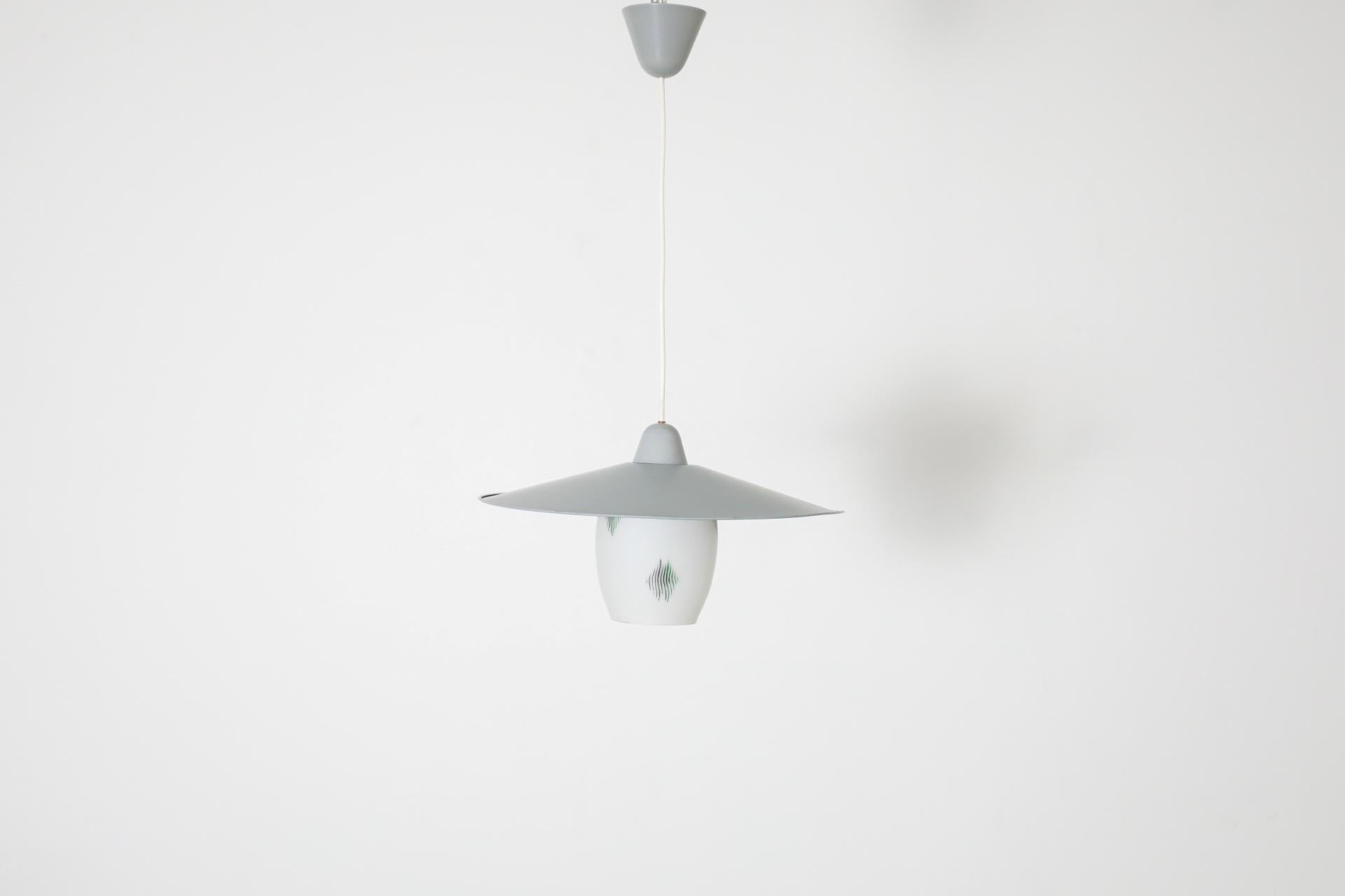 Mid-Century moderno Philips Attributed Ciondolo da soffitto con paralume in vetro latte stampato e baldacchino grigio in vendita