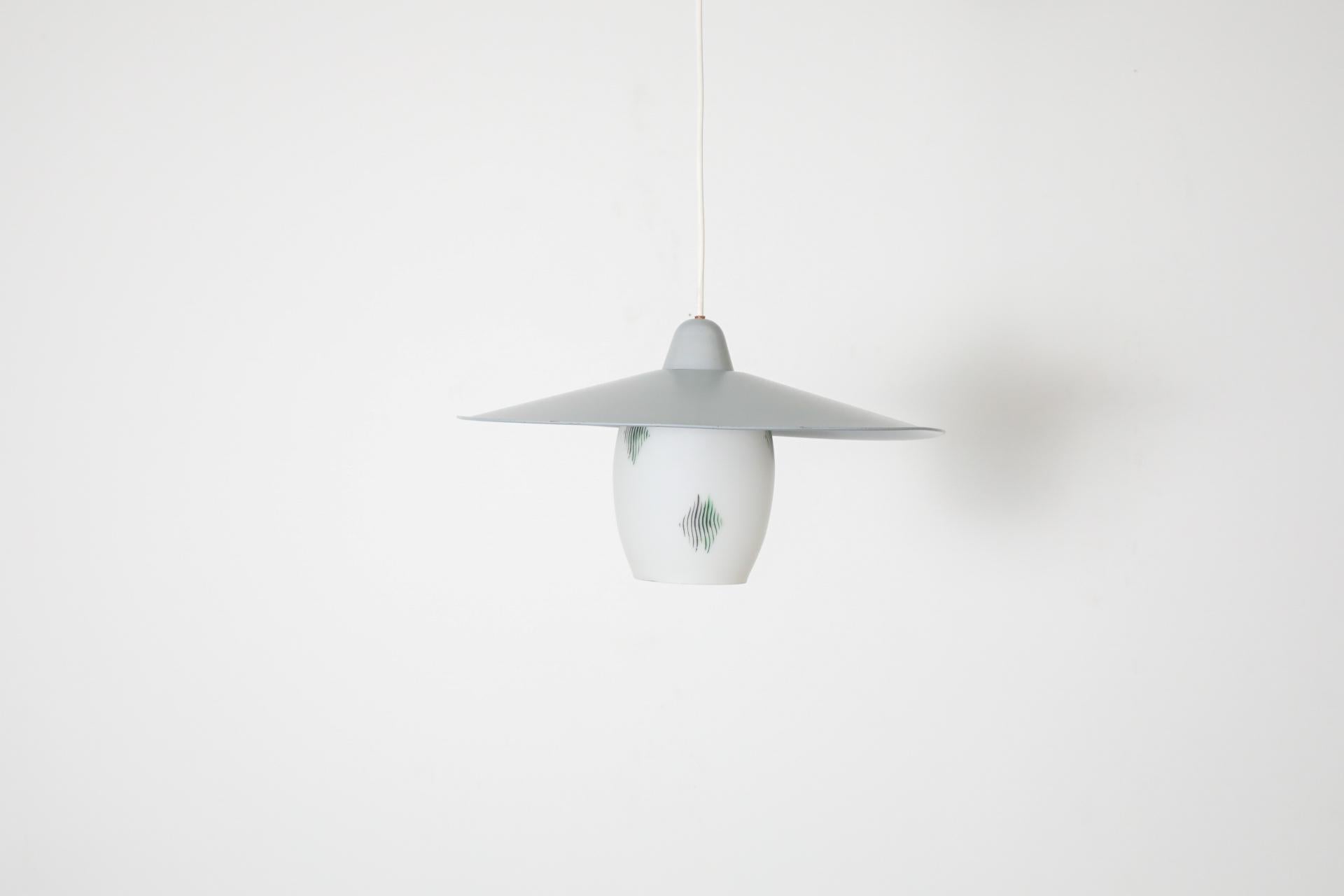 Olandese Philips Attributed Ciondolo da soffitto con paralume in vetro latte stampato e baldacchino grigio in vendita