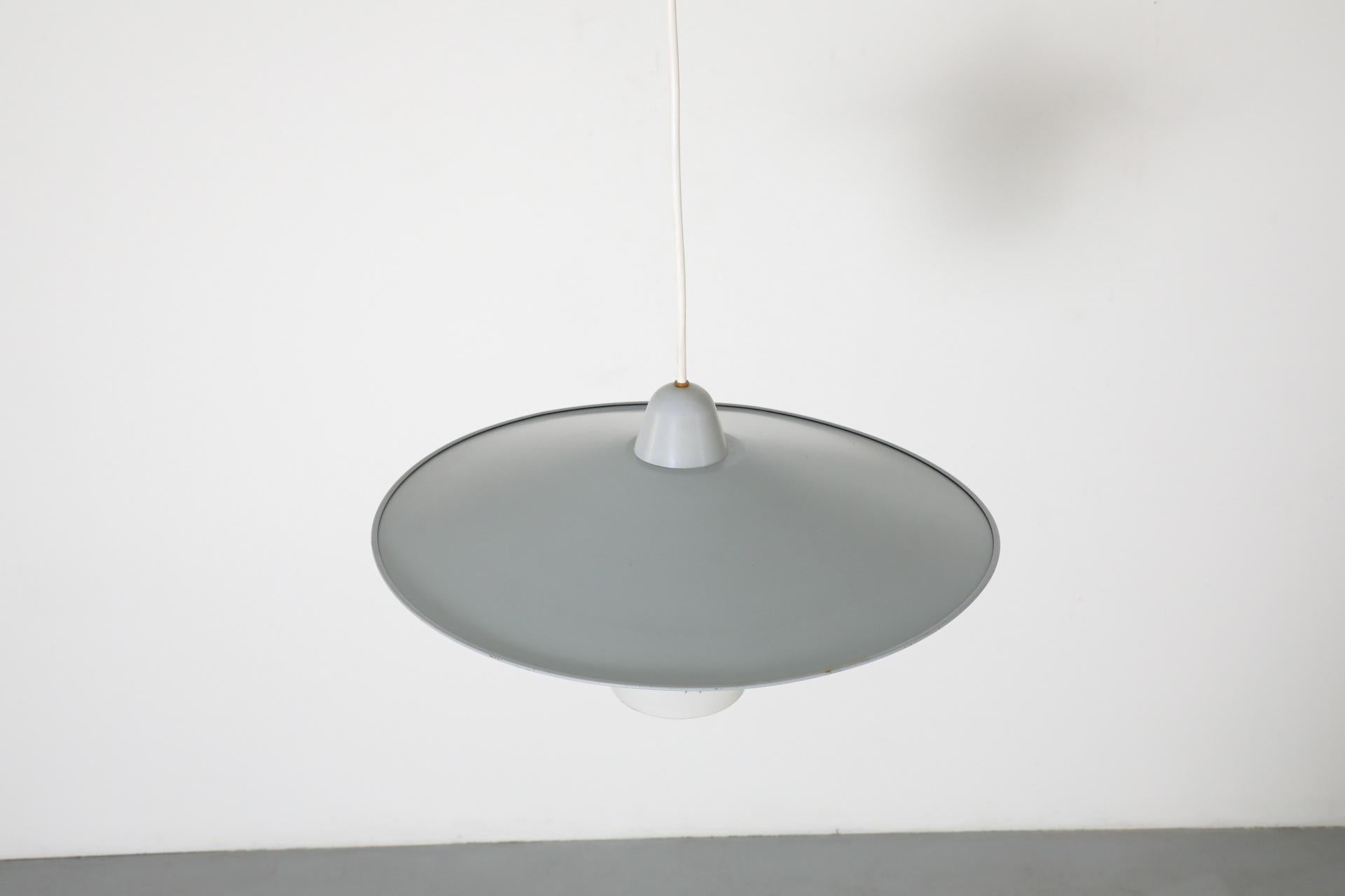 Smaltato Philips Attributed Ciondolo da soffitto con paralume in vetro latte stampato e baldacchino grigio in vendita
