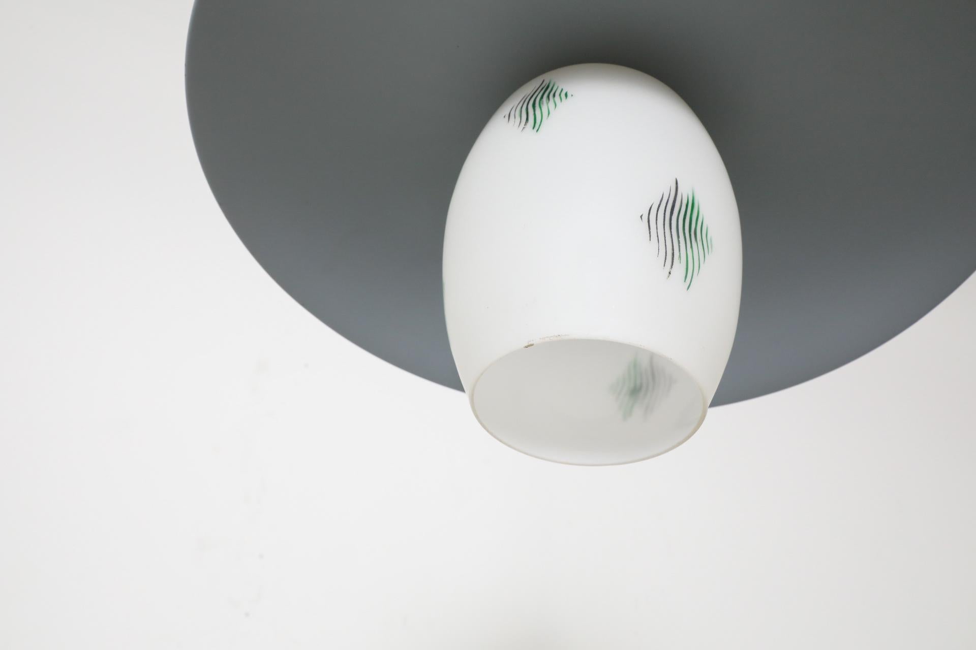 XX secolo Philips Attributed Ciondolo da soffitto con paralume in vetro latte stampato e baldacchino grigio in vendita