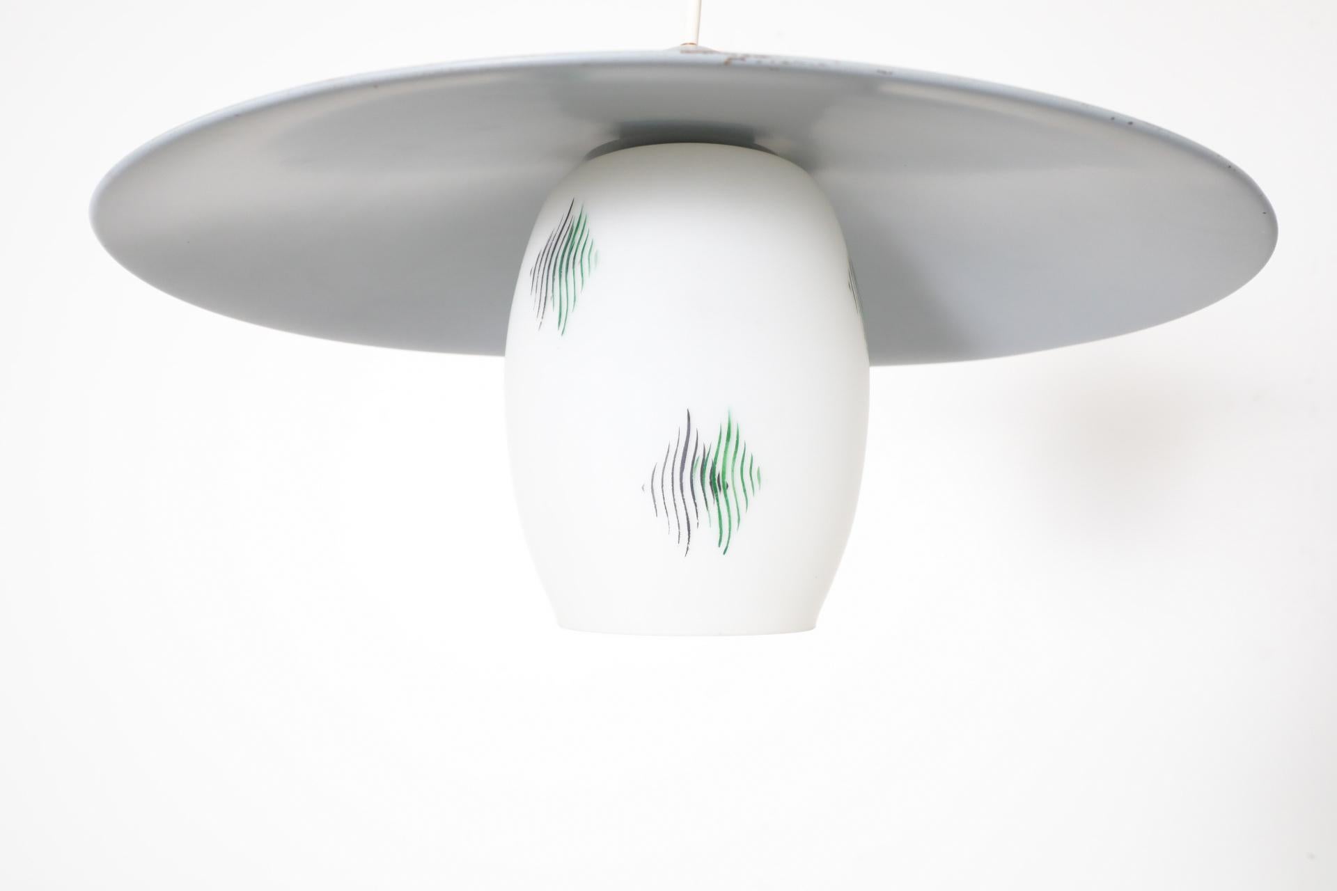 Metallo Philips Attributed Ciondolo da soffitto con paralume in vetro latte stampato e baldacchino grigio in vendita