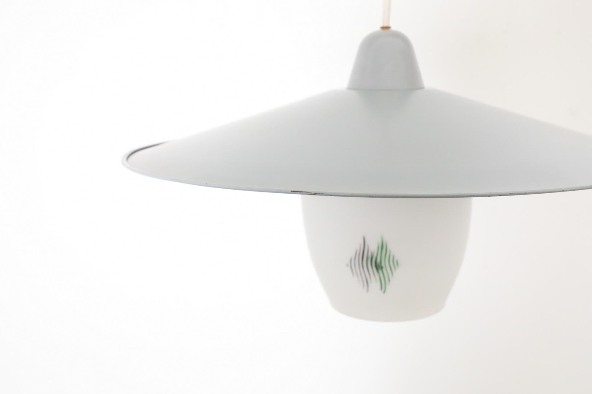 Philips Attributed Ciondolo da soffitto con paralume in vetro latte stampato e baldacchino grigio in vendita 1