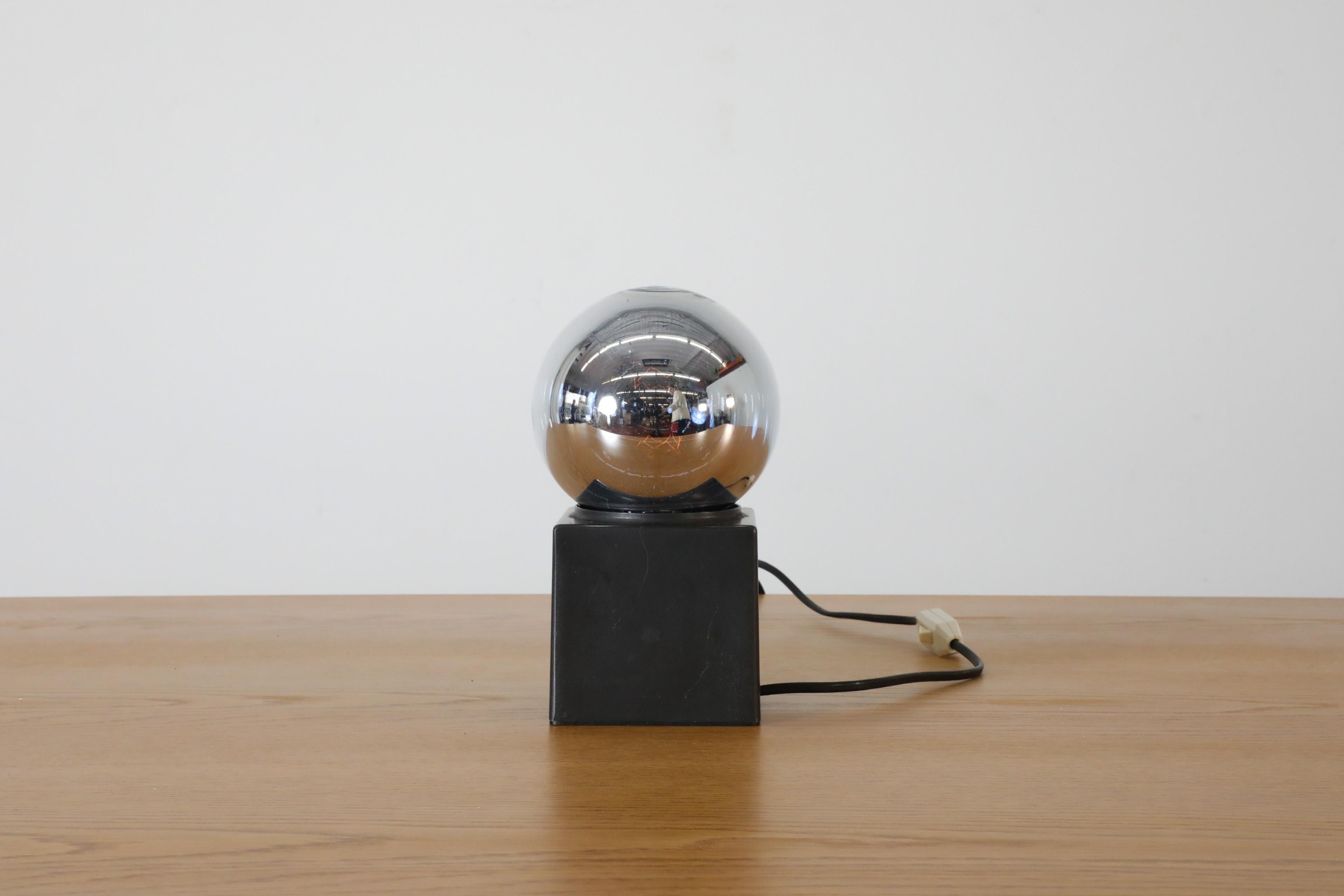 Mid-Century Modern Lampe de table ou applique cubique noire Philips avec ampoule en miroir argenté, 1970